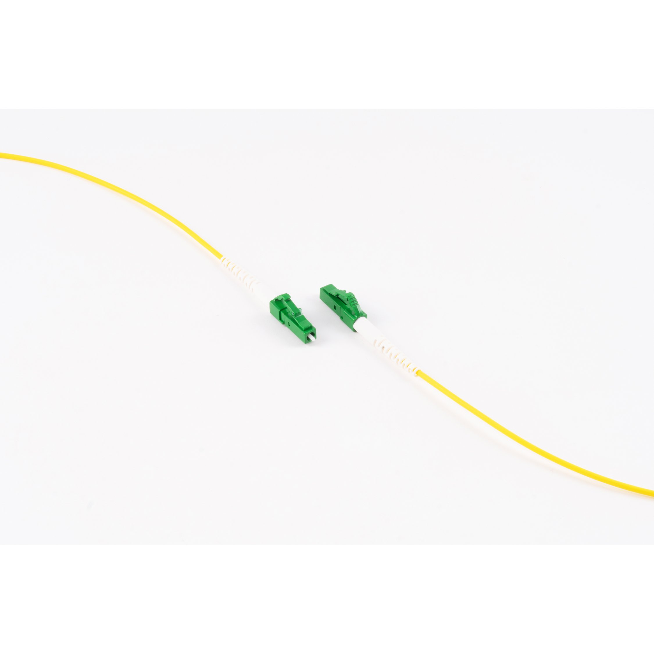 Ein gelbes Kabel mit zwei grünen Steckern auf weißem Hintergrund.
