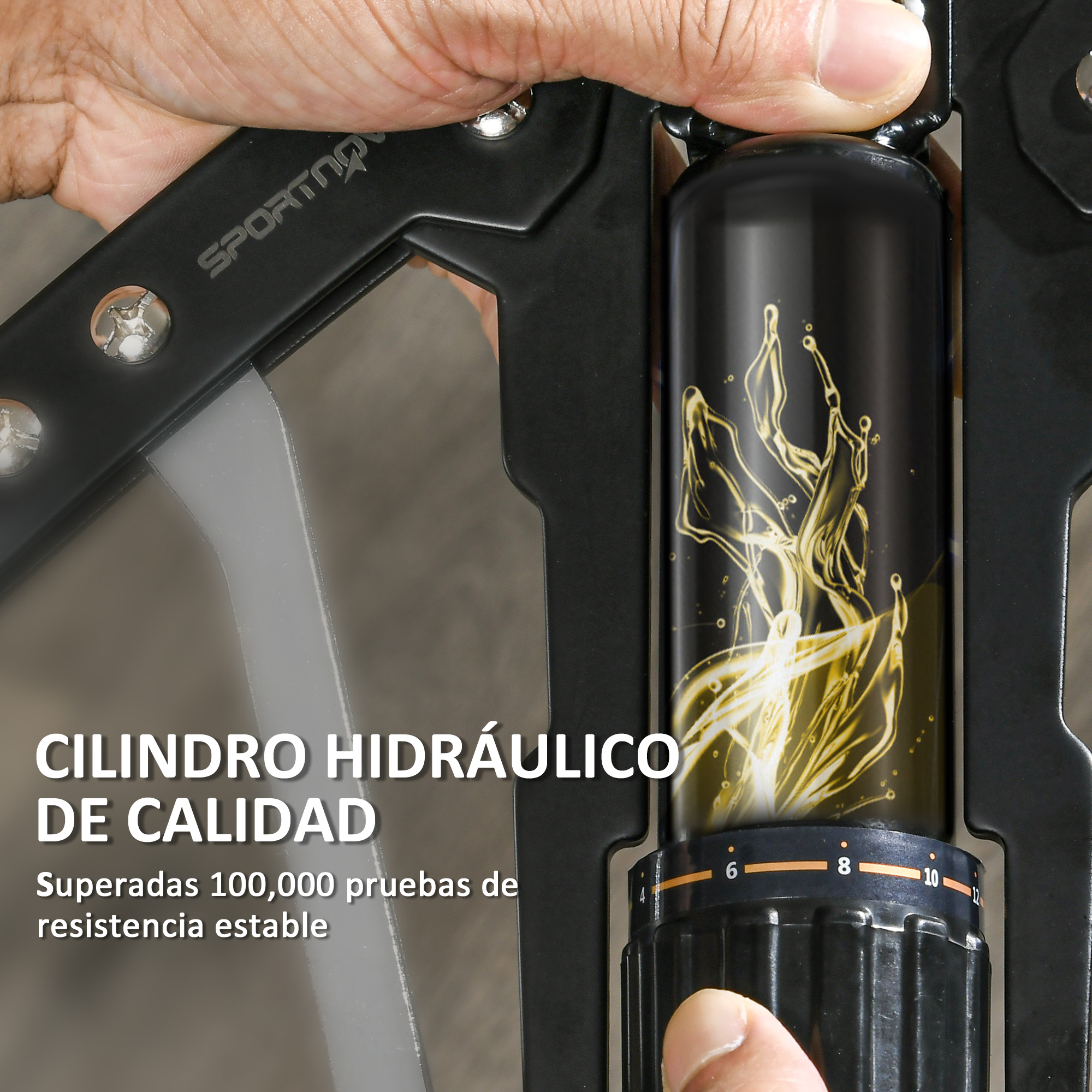 Un entrenador de agarre de mano con mango negro y líneas doradas en el cilindro.