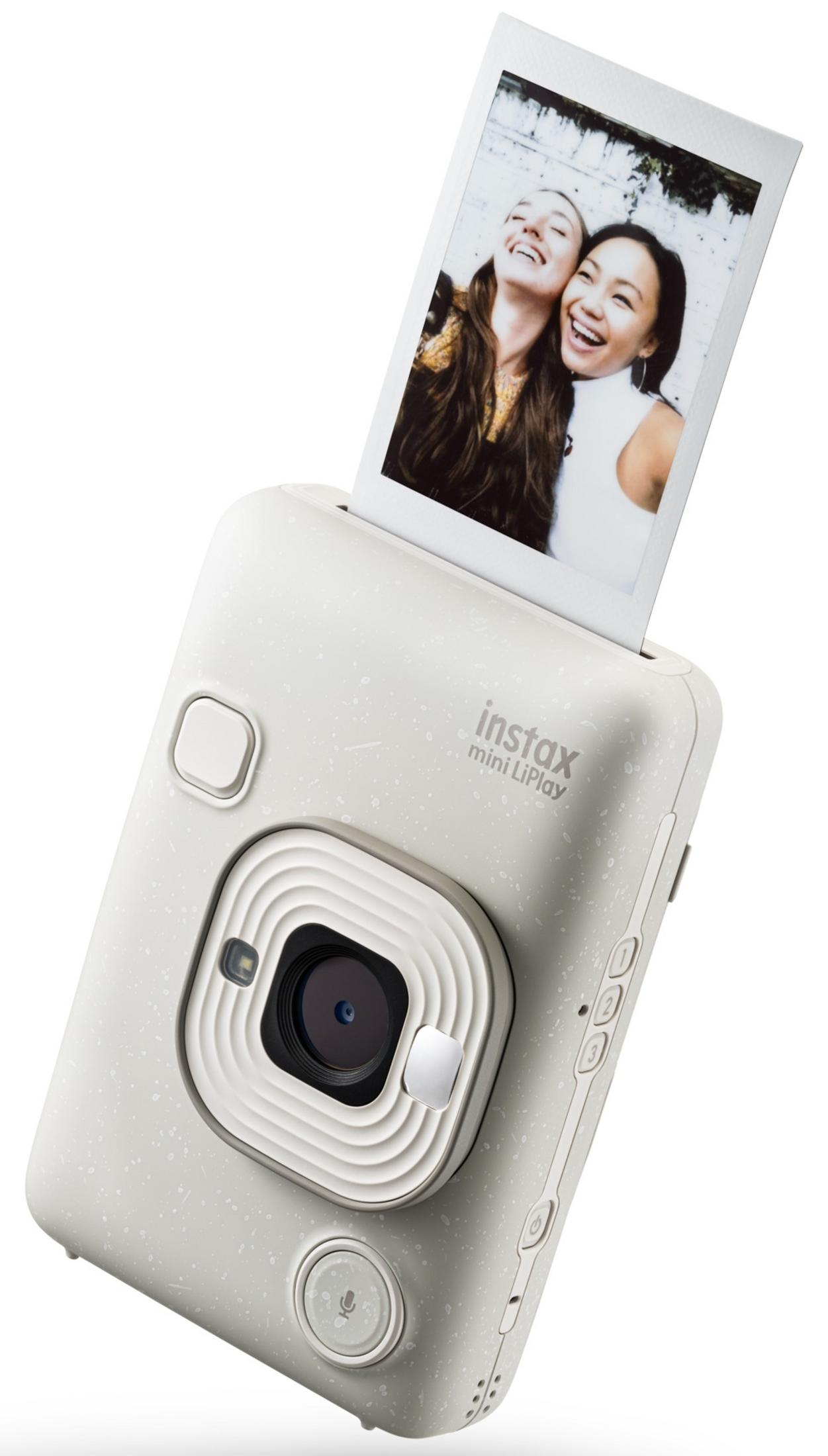 Jasnoszara kamera Instax mini LiPlay ze zdjęciem dwóch śmiejących się kobiet wychodzących z góry.