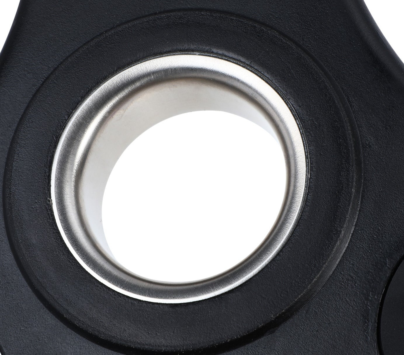 Primer plano de un mango negro con un anillo plateado. Fondo blanco.