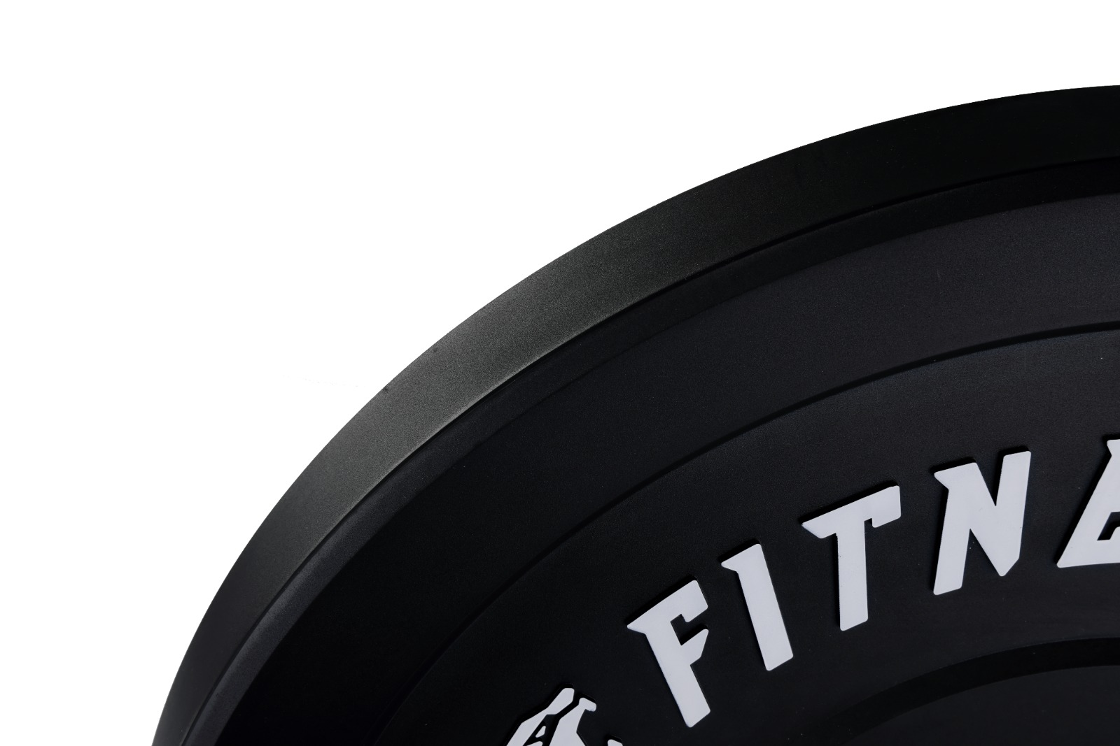 Primer plano de un disco de pesas negro con texto blanco que dice 'FITNA'.