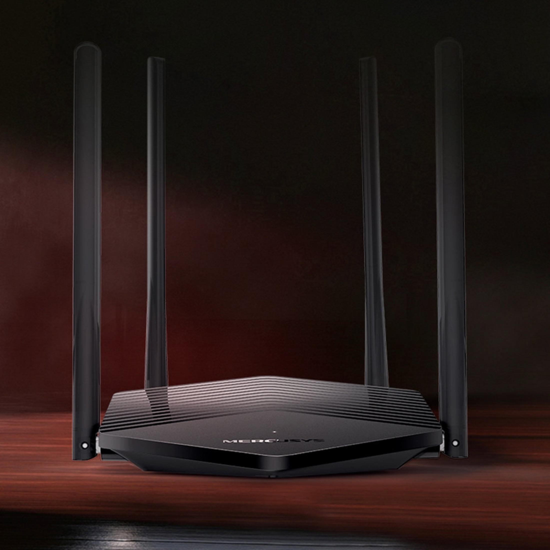 Een zwarte wifi-router met vier antennes staat op een houten tafel.