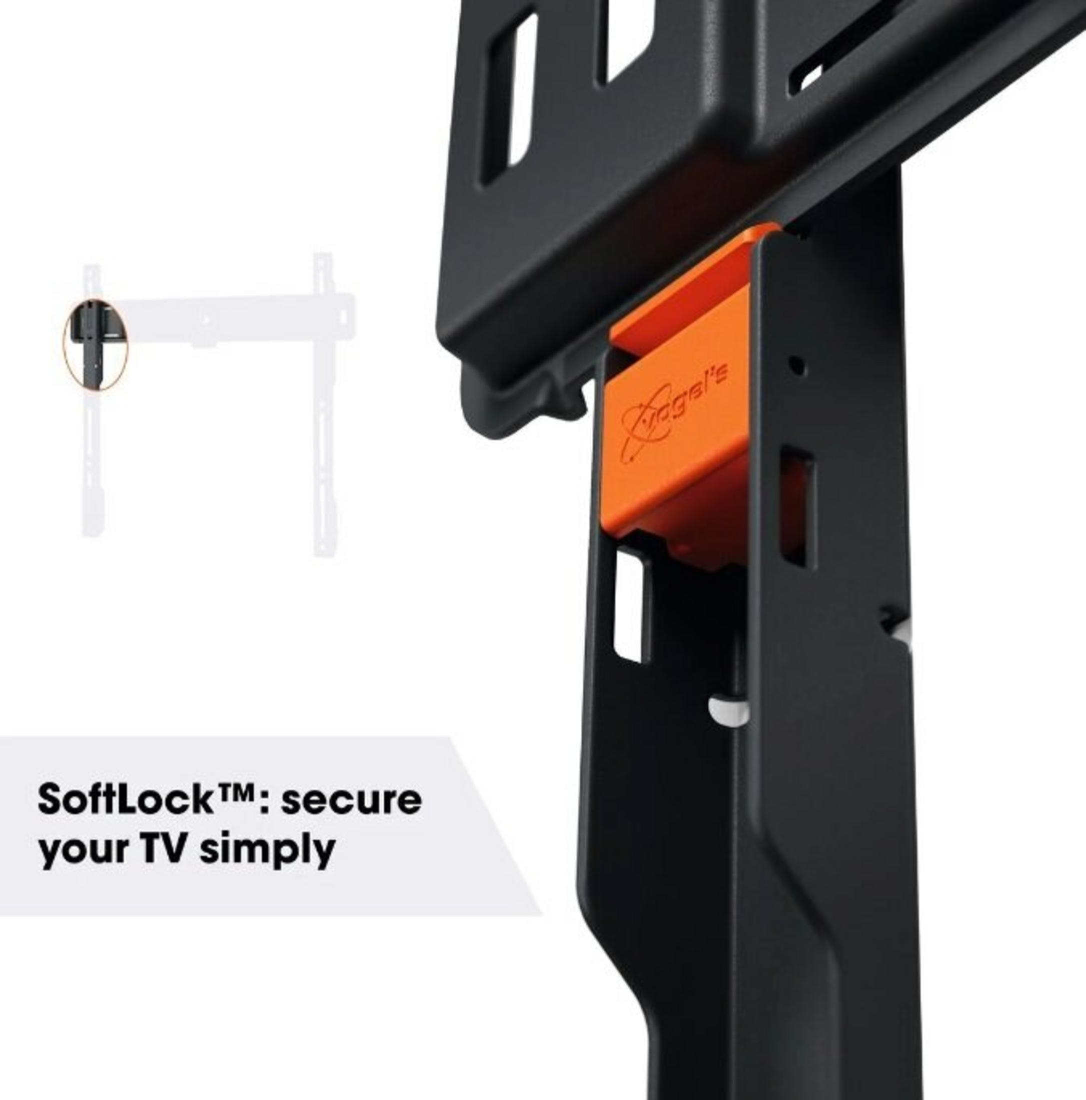 ZbliŹenie czarnego uchwytu TV z pomarańczowym mechanizmem SoftLock. Tekst: 'SoftLock™: zabezpiecz swój TV łatwo'.