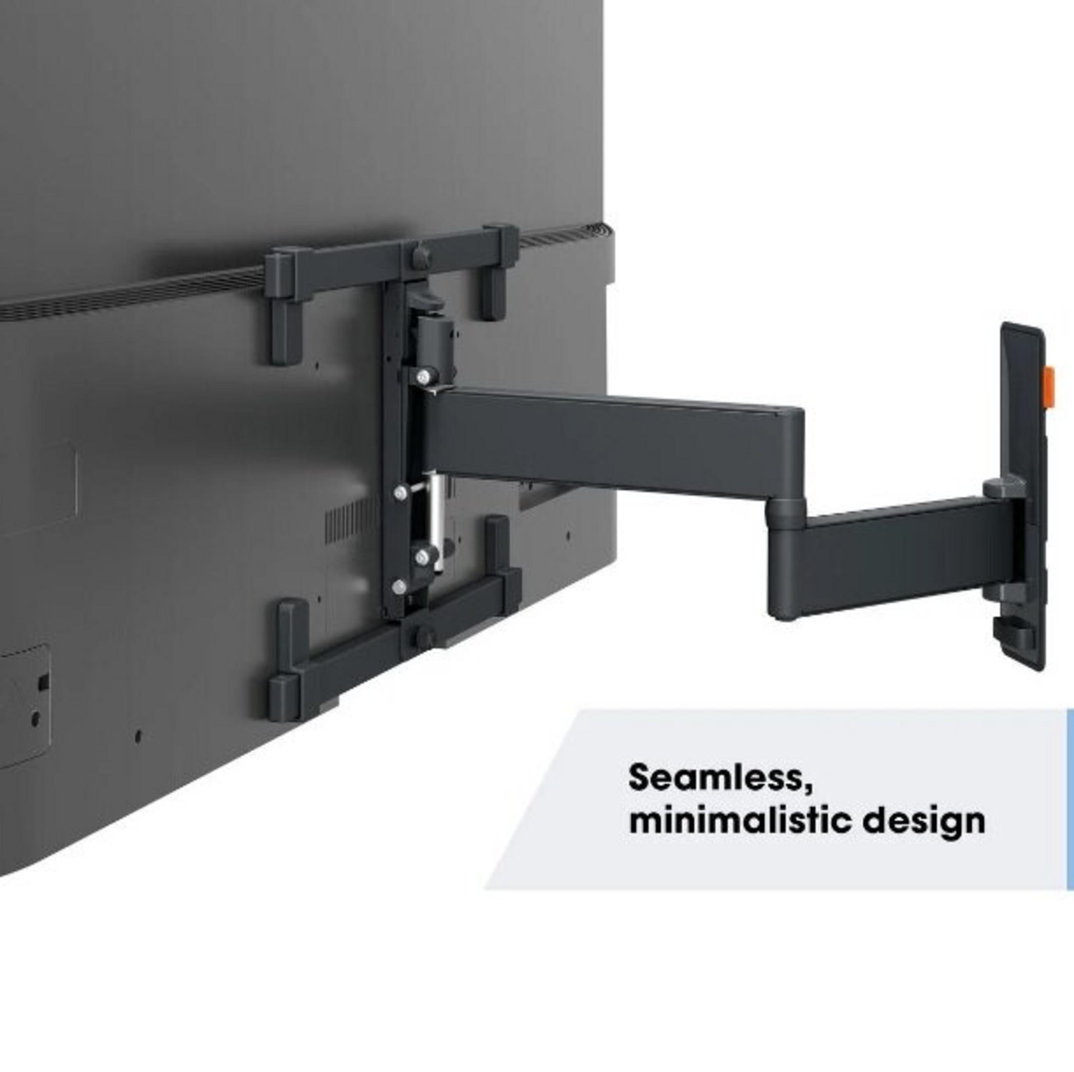 Czarny uchwyt ścienny TV z wysuwanym ramieniem przymocowany do telewizora.