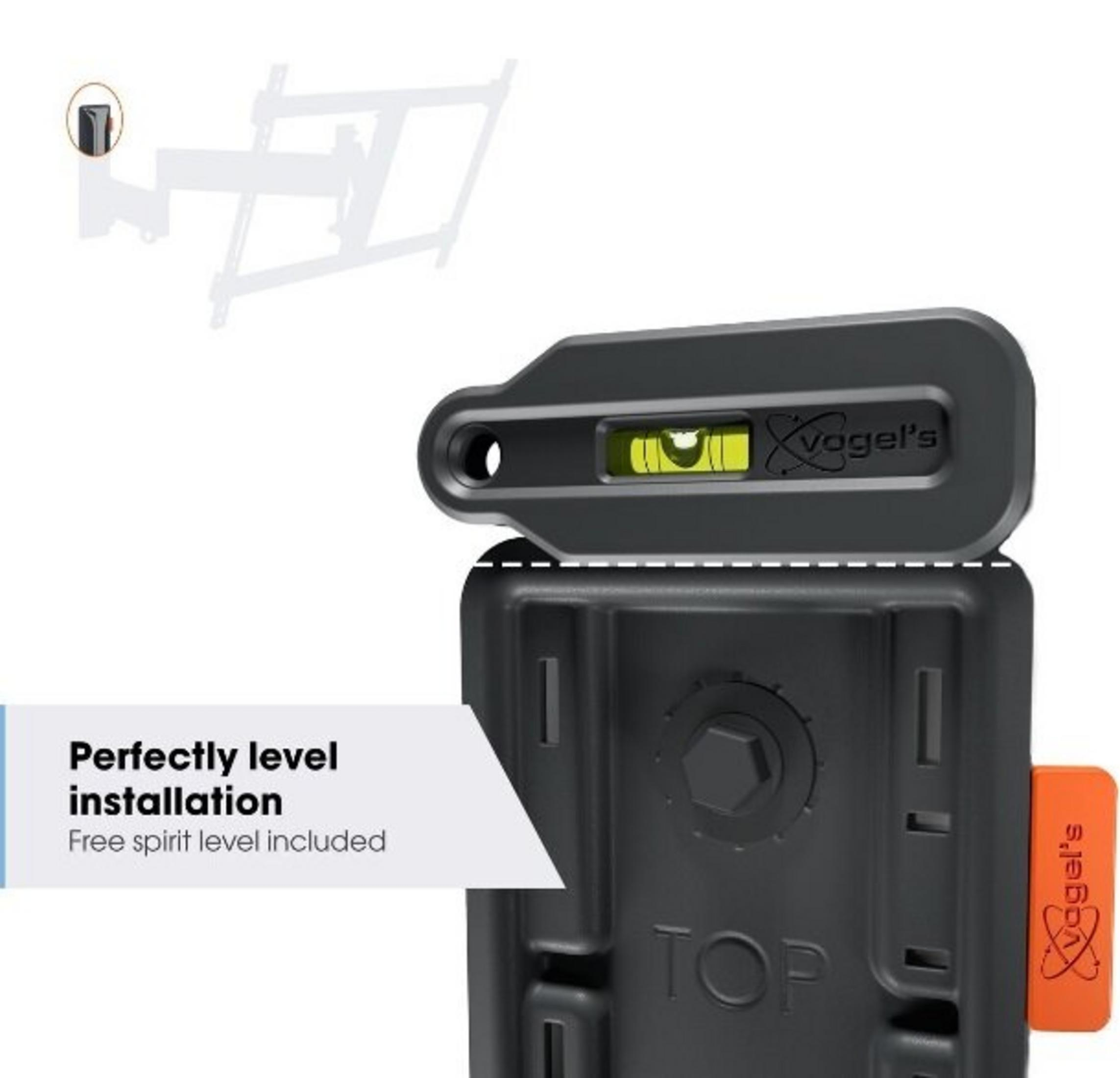 Czarny uchwyt TV Vogel's z wbudowaną poziomicą do precyzyjnego montażu.
