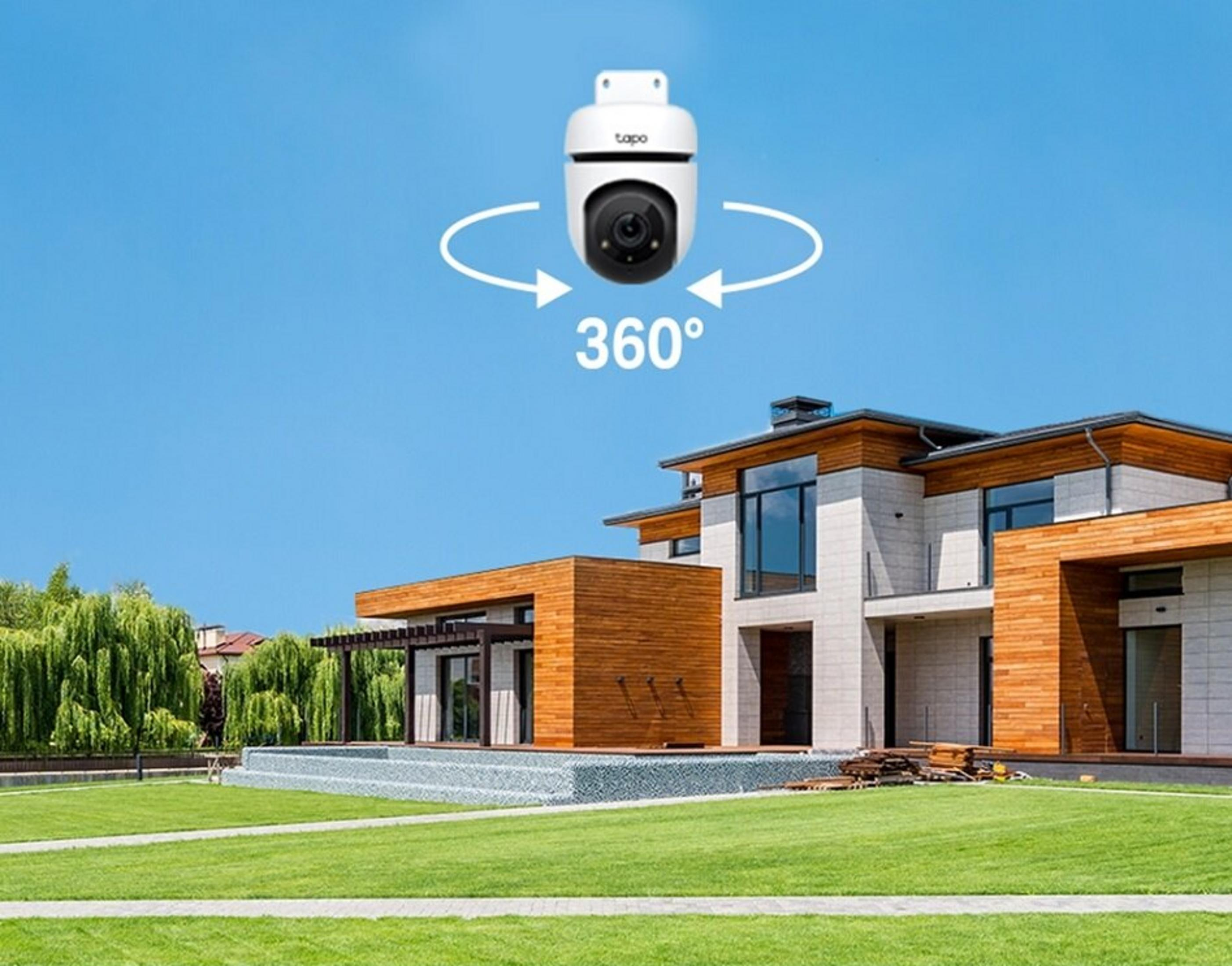Een witte AI-bewakingsrobot met 360°-rotatie boven een modern huis.