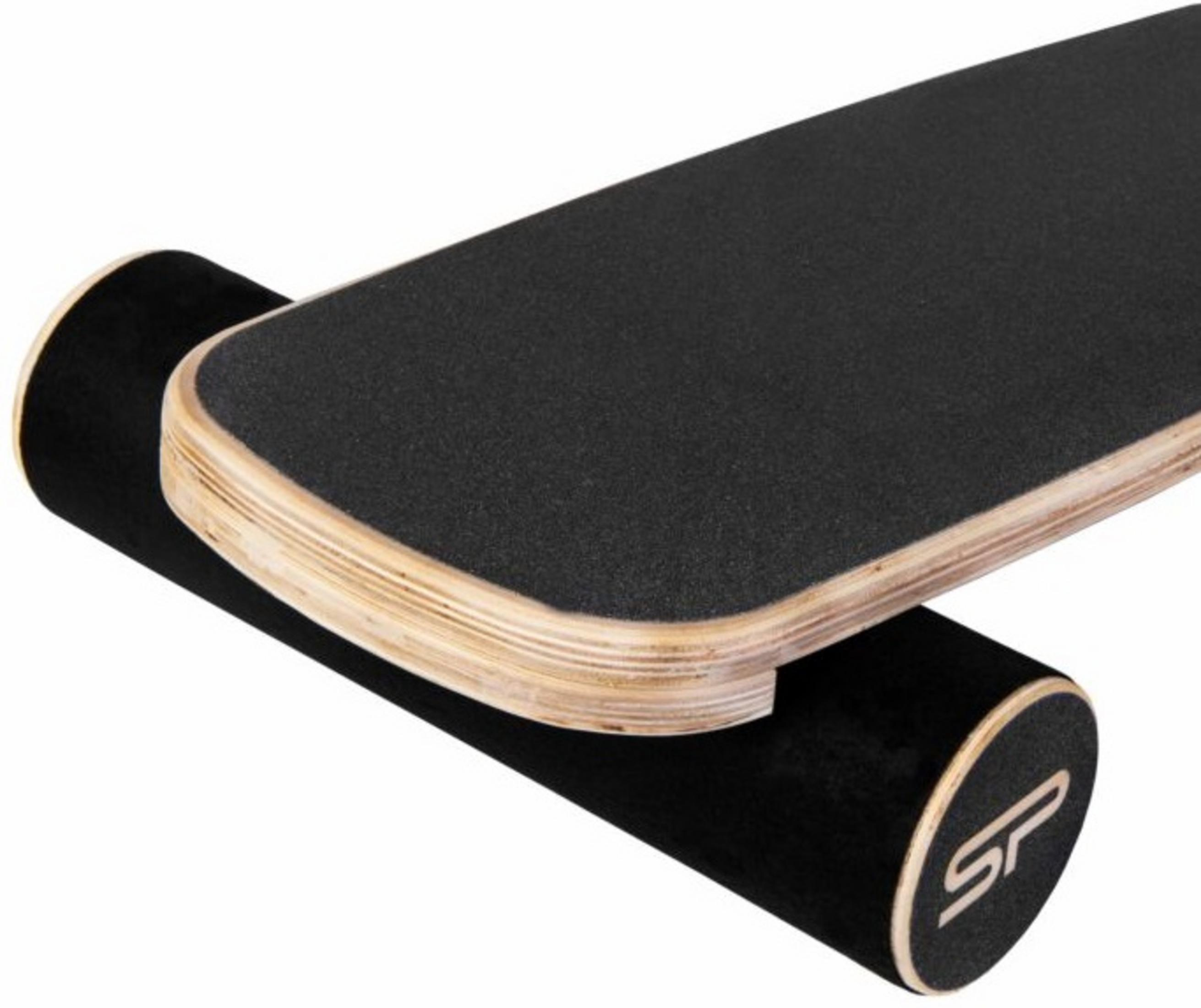 Czarna deska balansująca z drewnianą podstawą spoczywa na czarnym wałku.