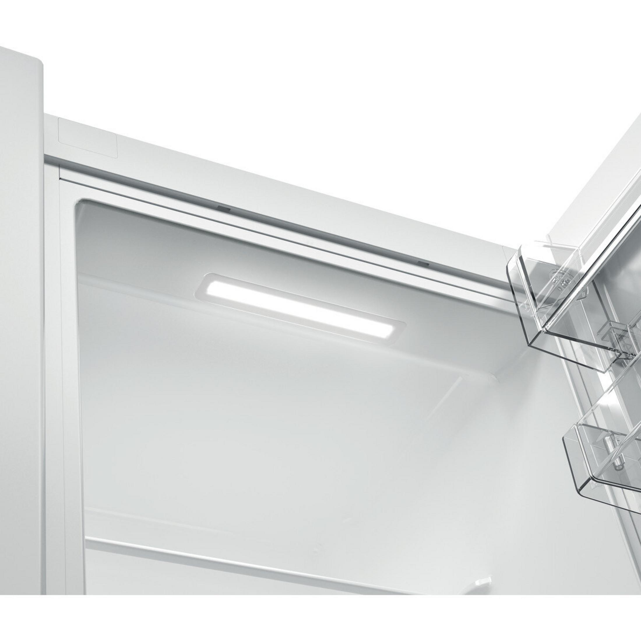 Wnętrze pustej białej lodówki z jasnym paskiem LED.