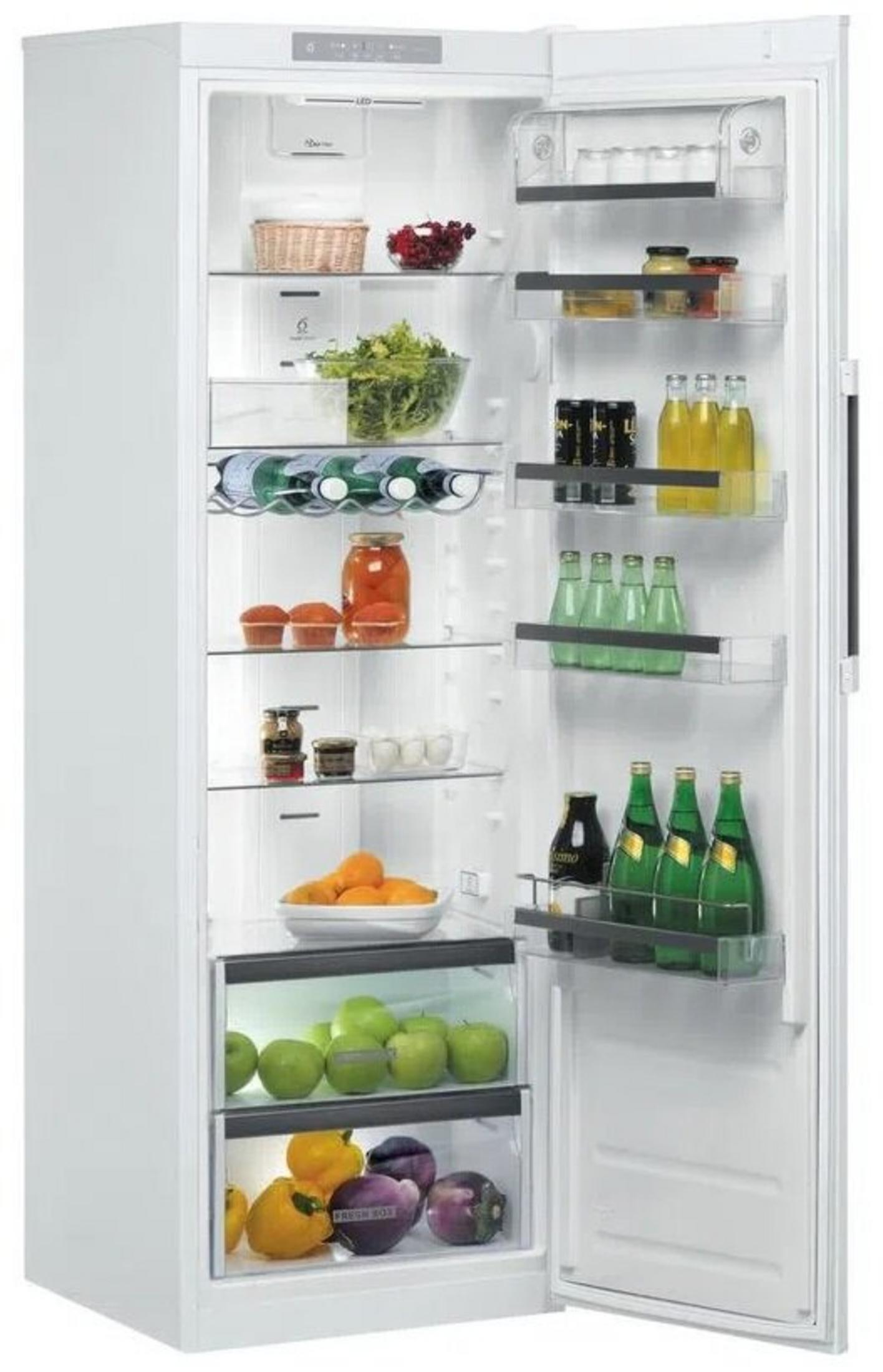 Otwarta biała lodówka z jedzeniem: owoce, warzywa, napoje i słoiki.