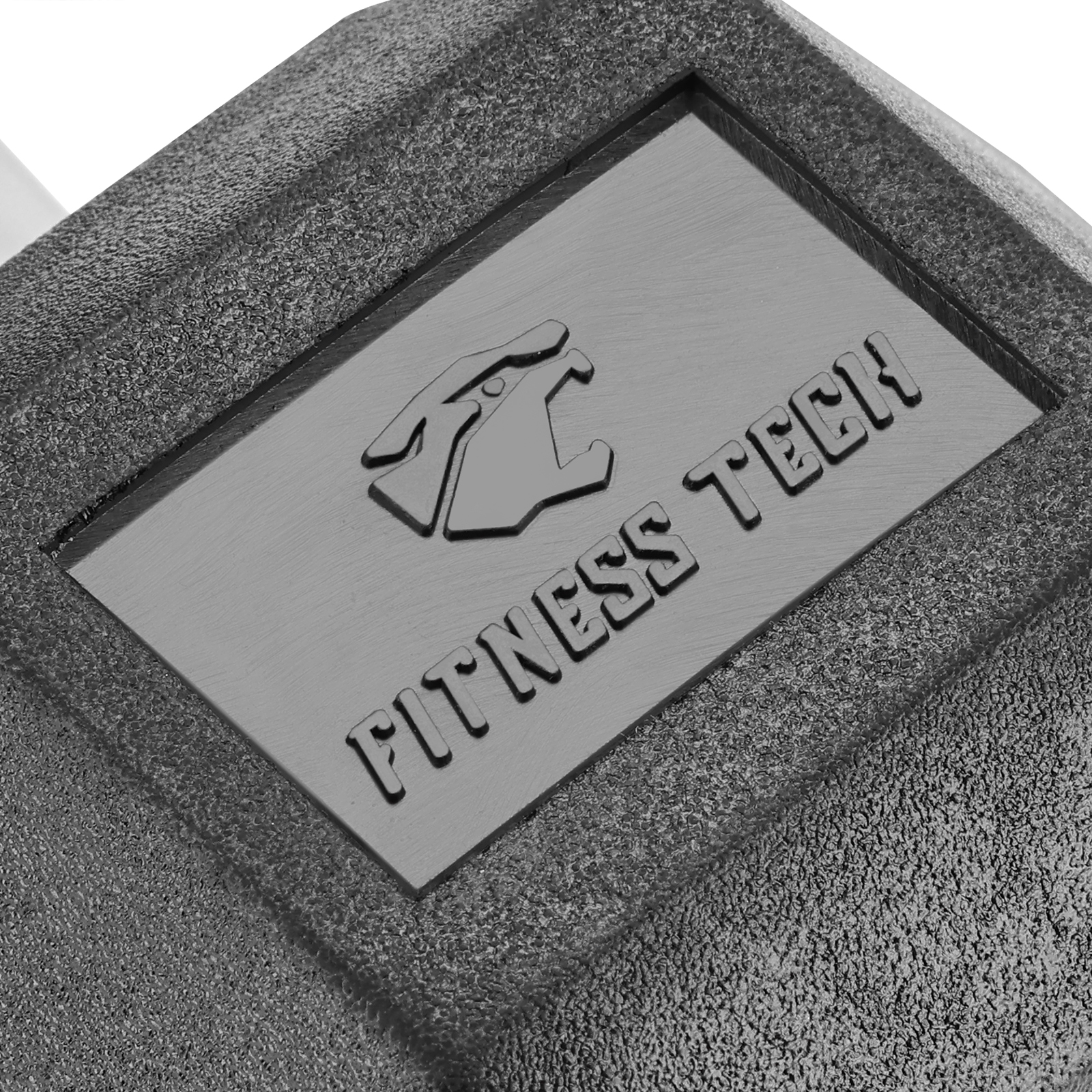 Primer plano de una mancuerna negra con el logo "FITNESS TECH" en relieve en una placa rectangular.