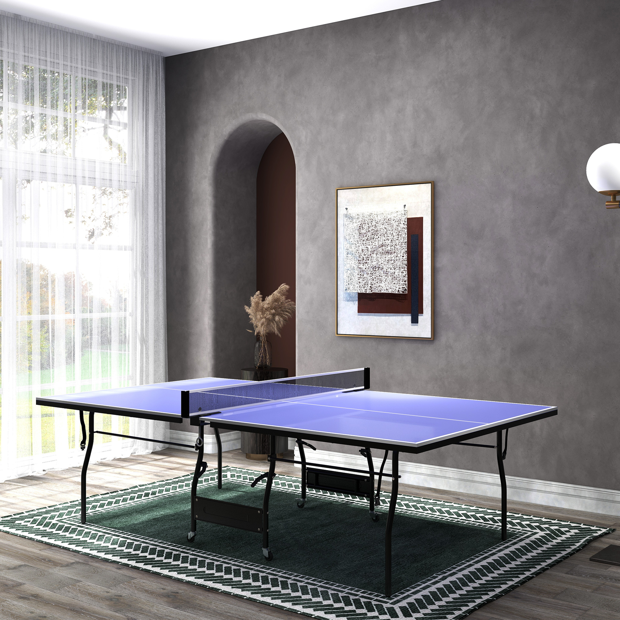 Una mesa de ping pong azul sobre una alfombra frente a una ventana. Un cuadro cuelga en la pared.