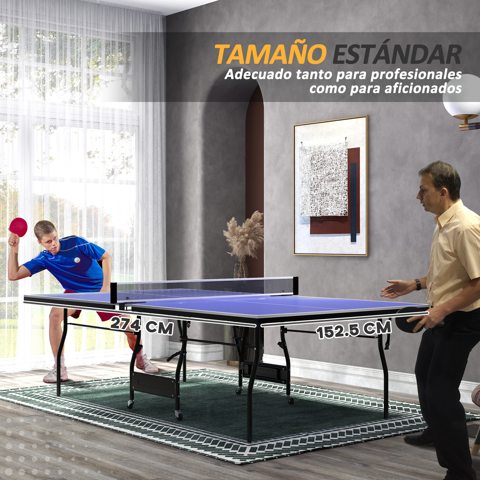 Dos hombres jugando al tenis de mesa en interiores. La mesa es azul con red. Dimensiones: 274 cm y 152,5 cm.