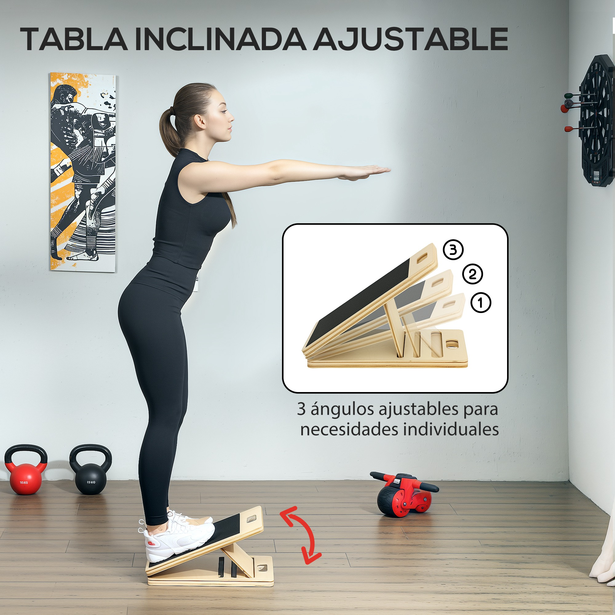 Una mujer se ejercita en una tabla inclinada con pesas y un rodillo abdominal cerca.