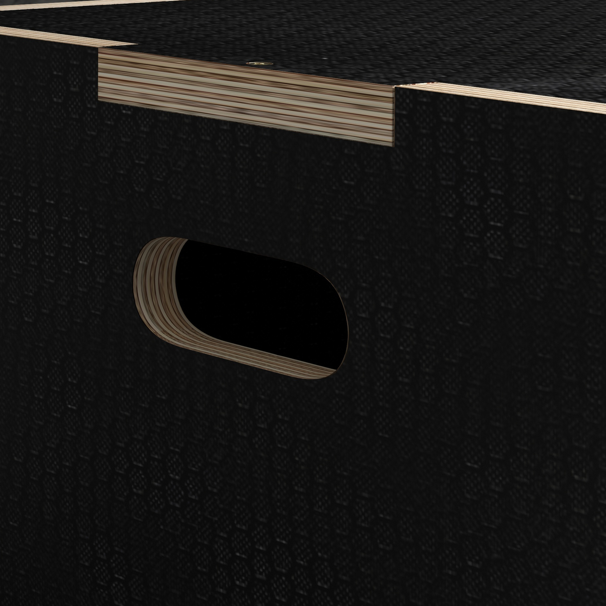 Caja negra con agujero para asa y capas de madera.