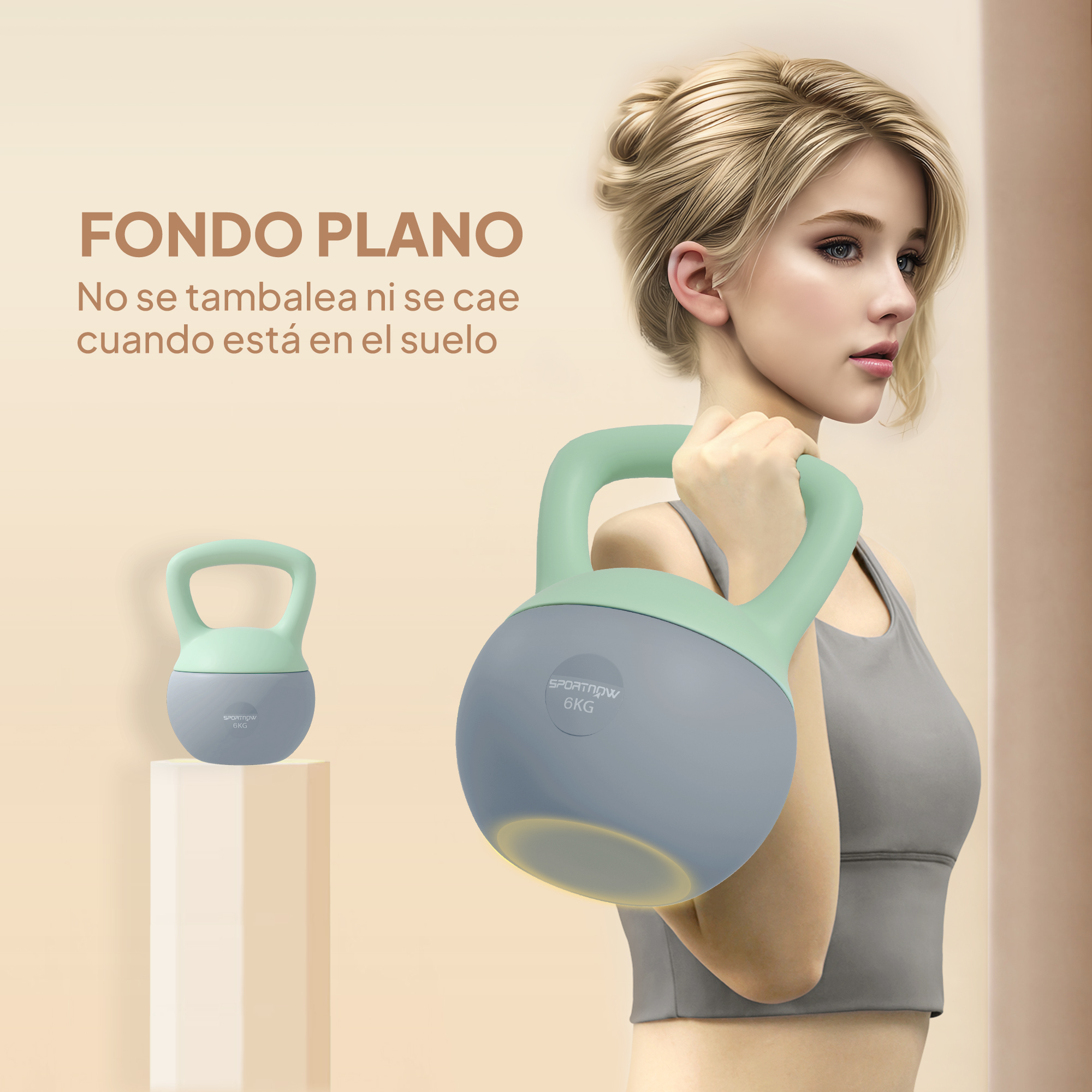 Mujer sosteniendo una pesa rusa de 6 kg con mango azul y verde. Fondo plano.