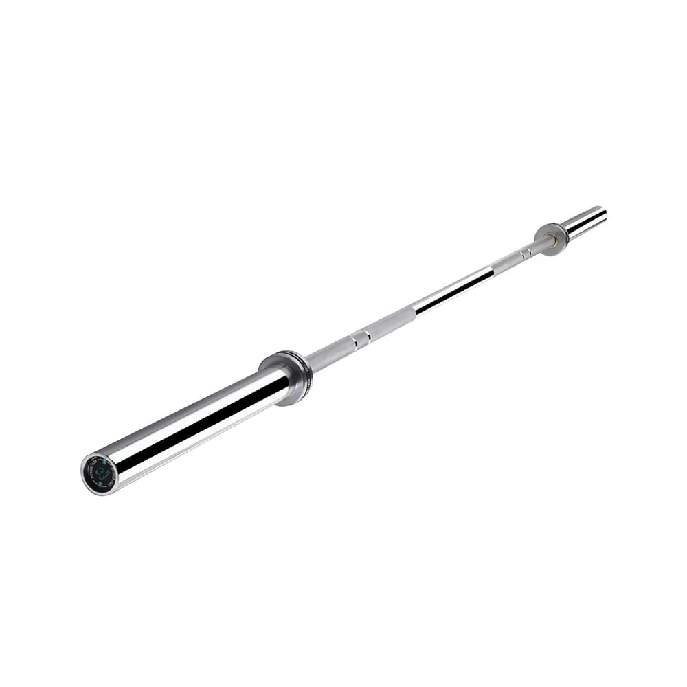 Una barra de cromo brillante yace diagonalmente sobre un fondo blanco. La barra tiene agarres y collares moleteados.