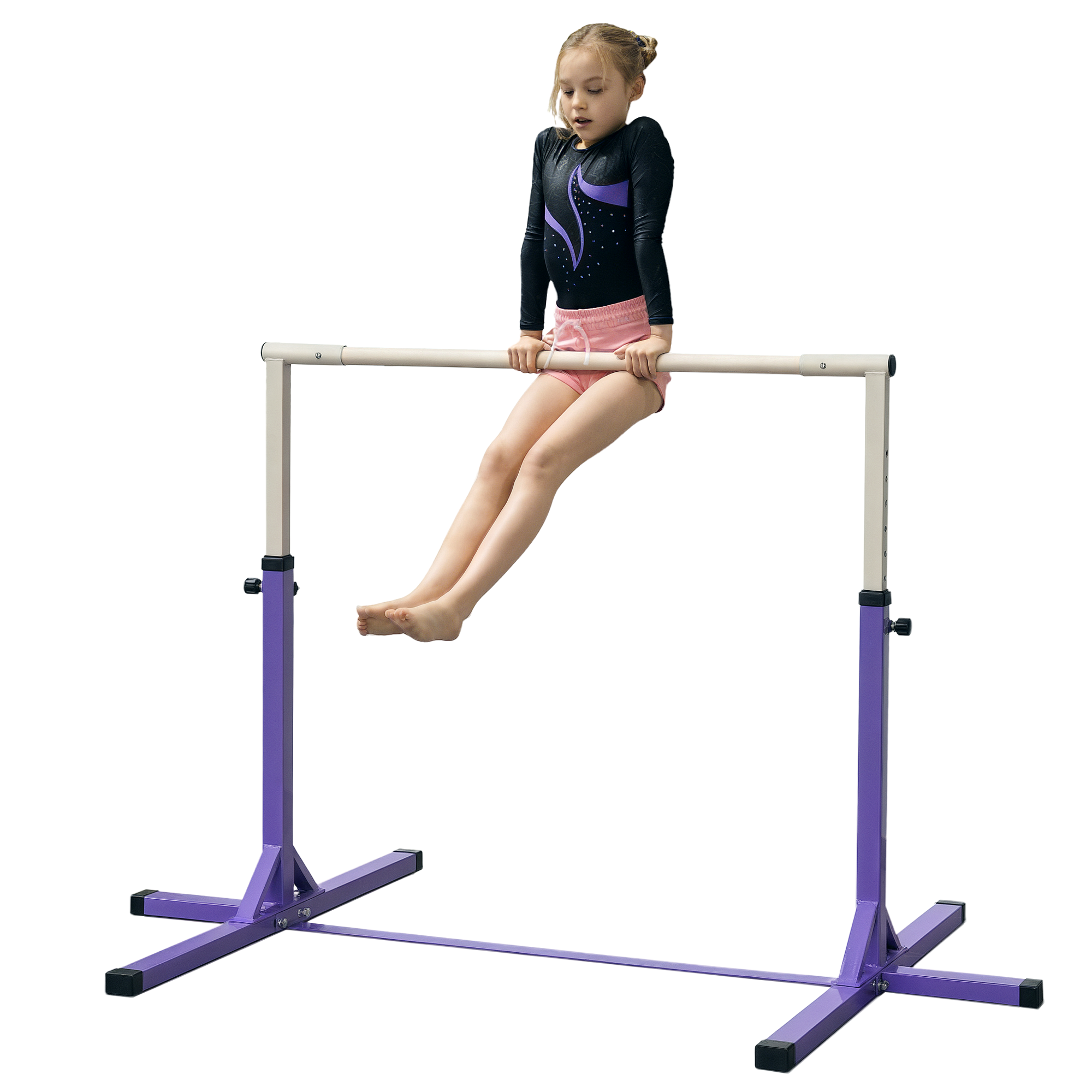 Una bambina in body nero e pantaloncini rosa è appesa a una sbarra.