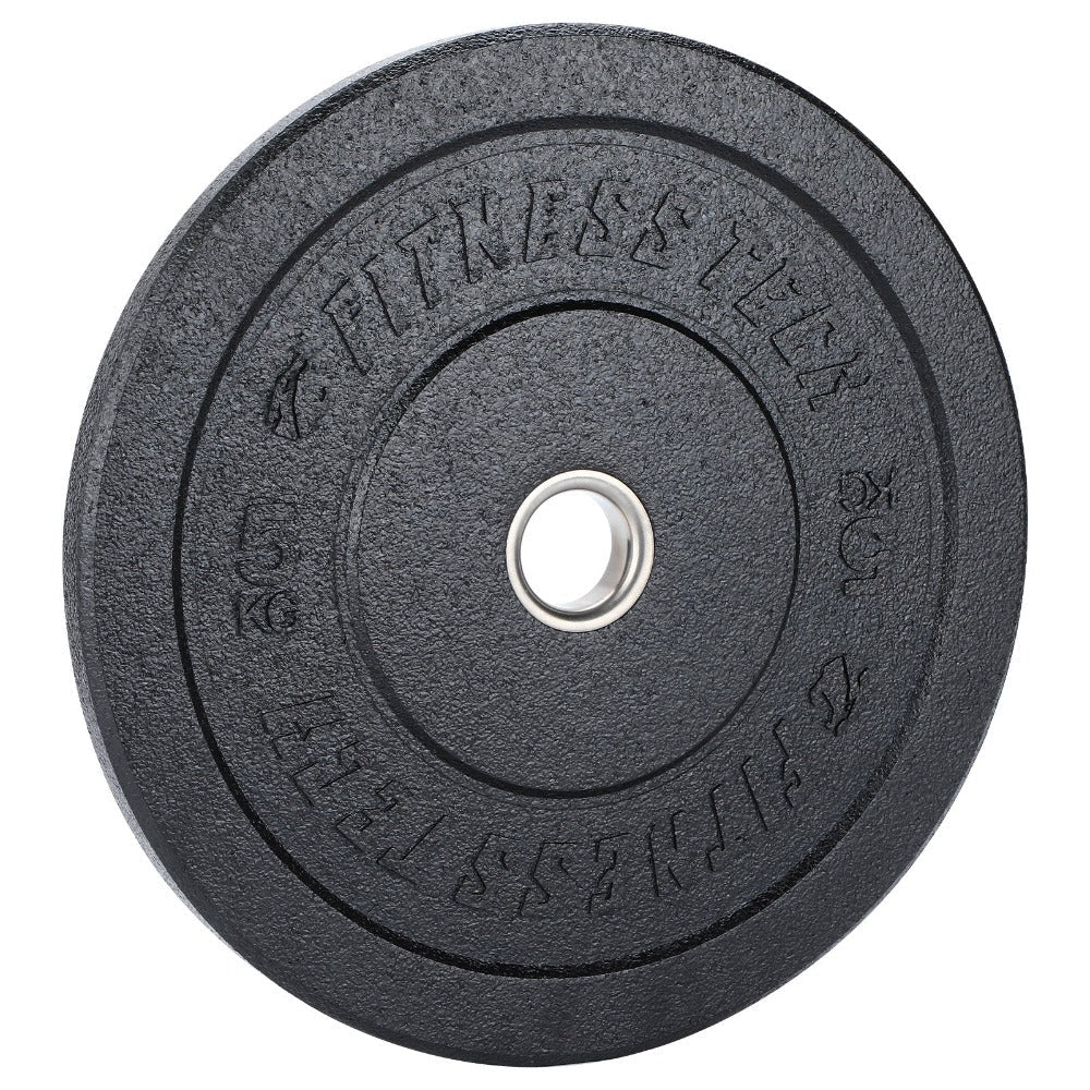 Un disco de pesas negro de 5 kg con orificio central plateado y texto.