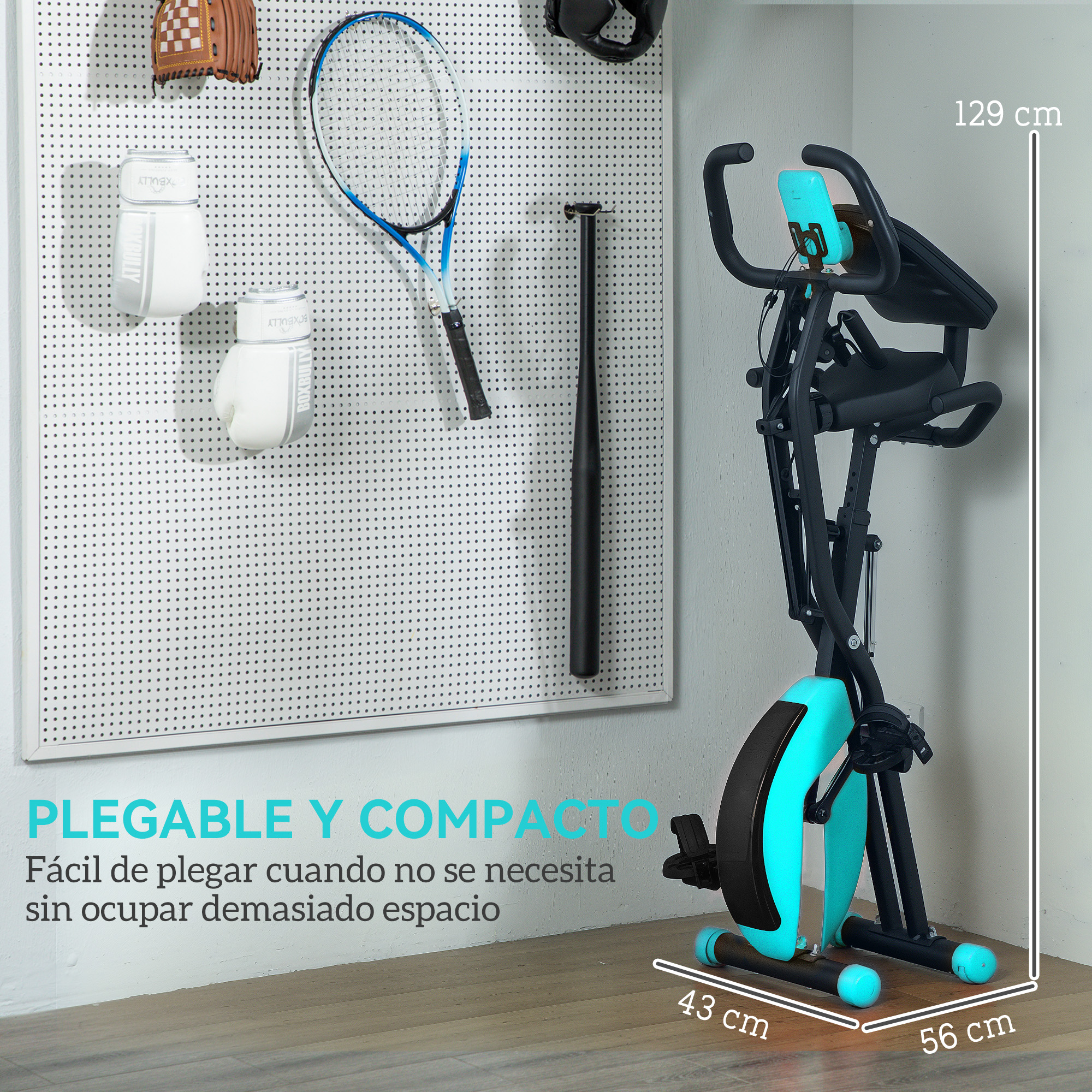 Una bicicleta estática negra y turquesa junto a una pared con equipo deportivo.