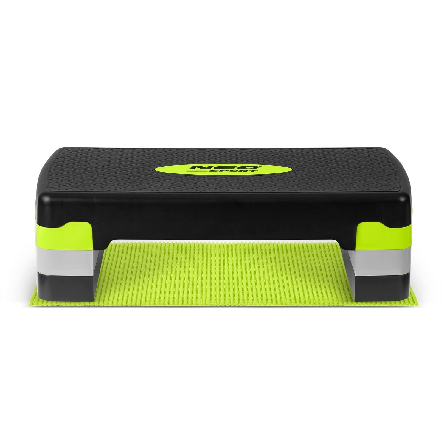Un step aeróbico negro con detalles verde neón sobre fondo blanco.
