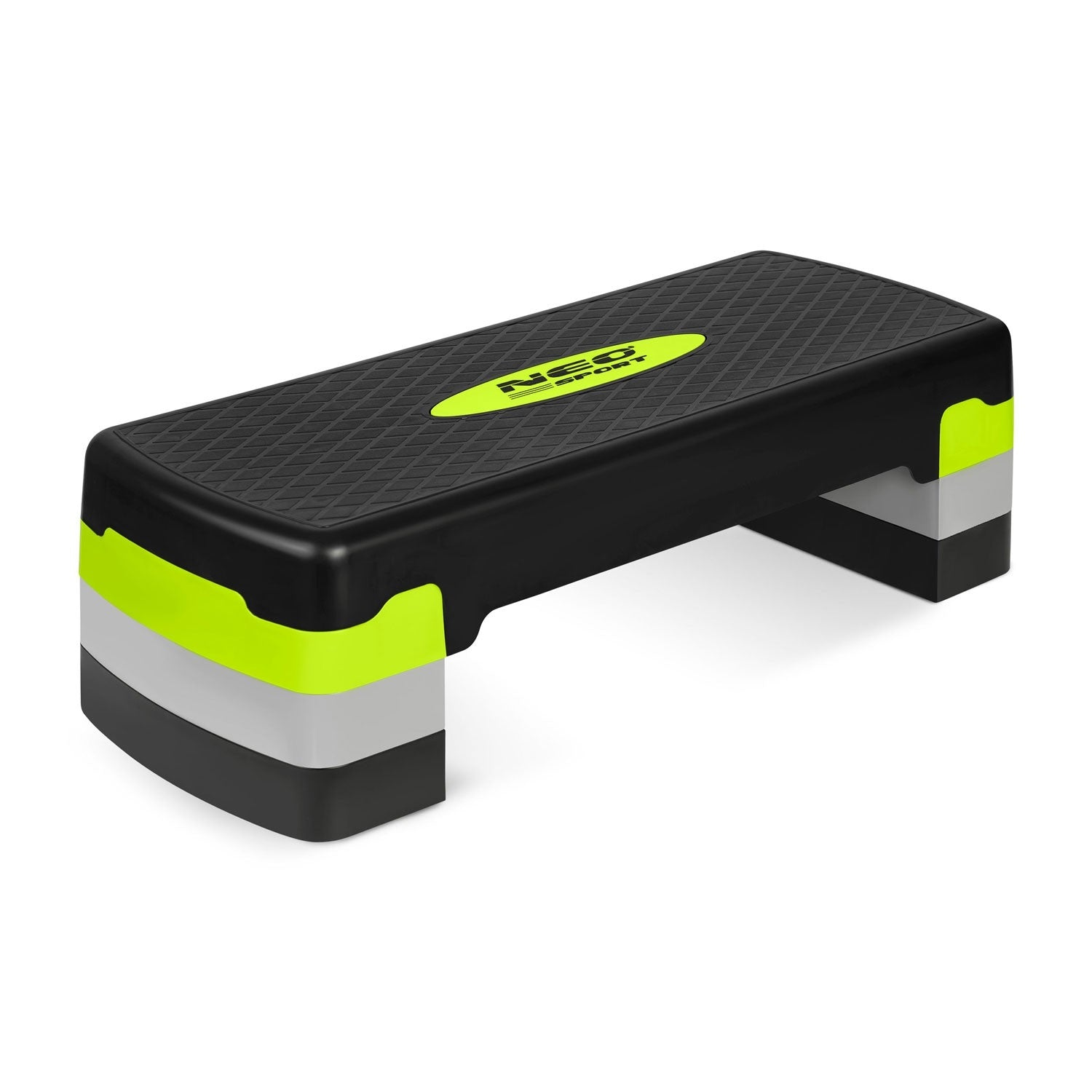 Un step aeróbico negro con superficie texturizada y detalles verdes y grises en las patas.