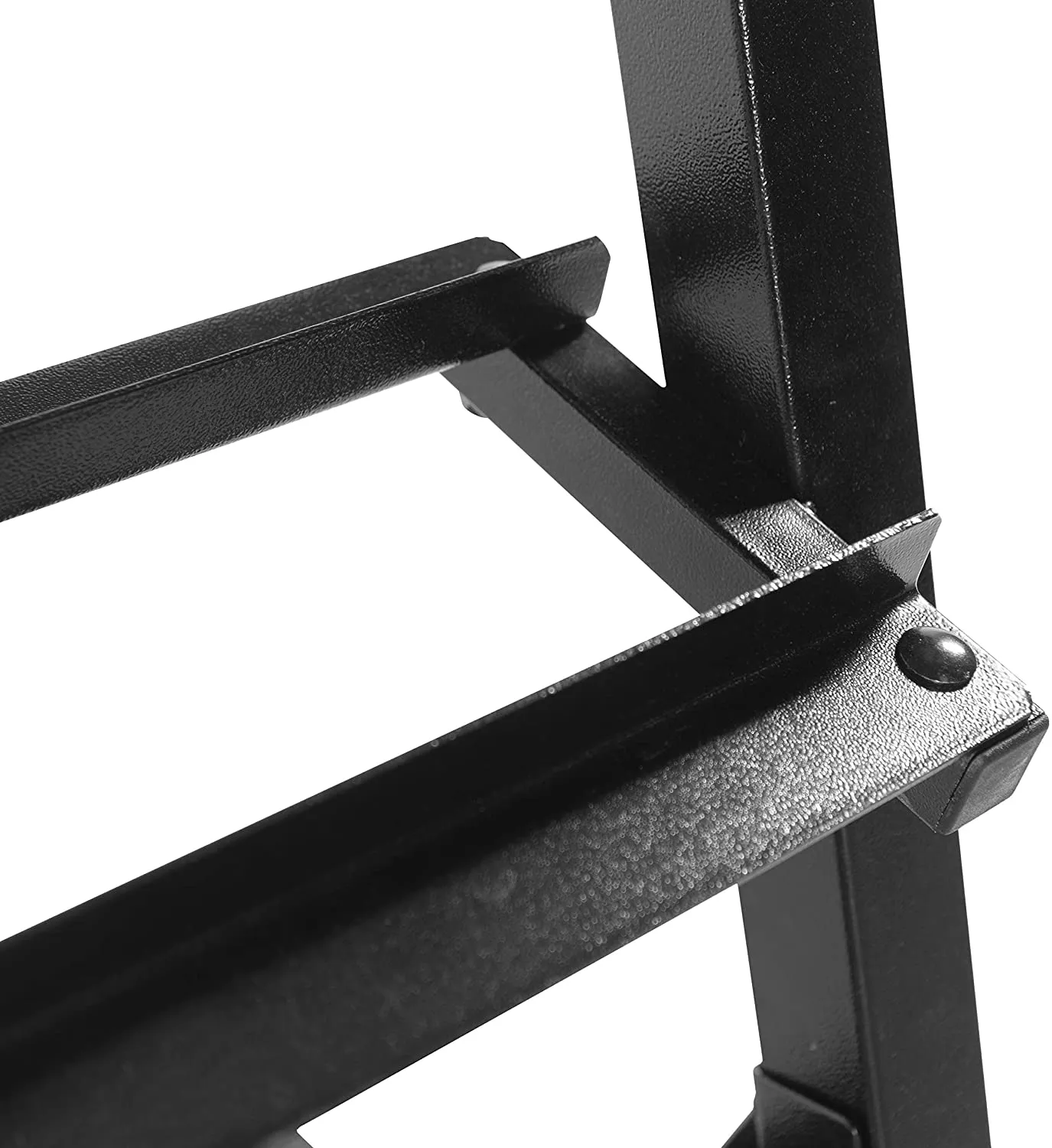Primer plano de una estructura metálica negra de varios niveles.