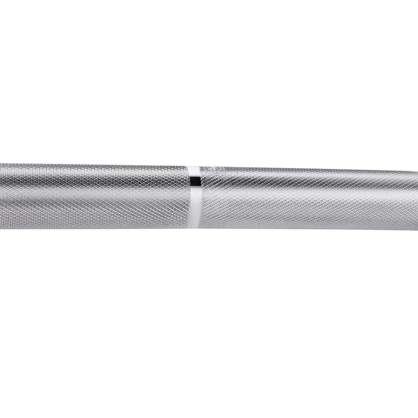 Primer plano de un agarre de barra de metal brillante y moleteado sobre fondo blanco.