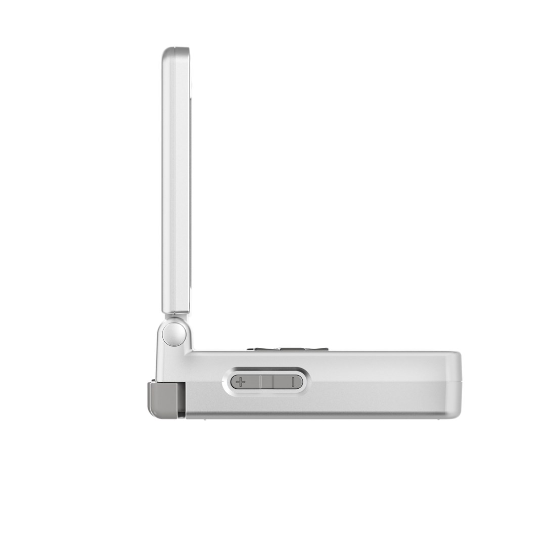 Un dispositivo da gioco portatile bianco, aperto e di lato, che mostra i pulsanti.