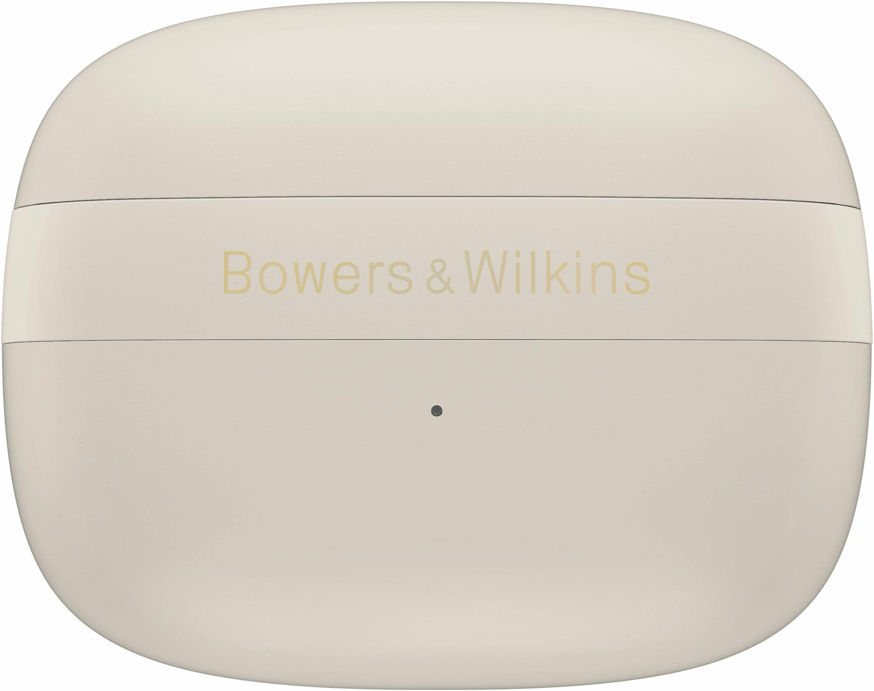 Geschlossenes, cremefarbenes Bowers & Wilkins Hörer-Etui mit kleinem dunklen Punkt.