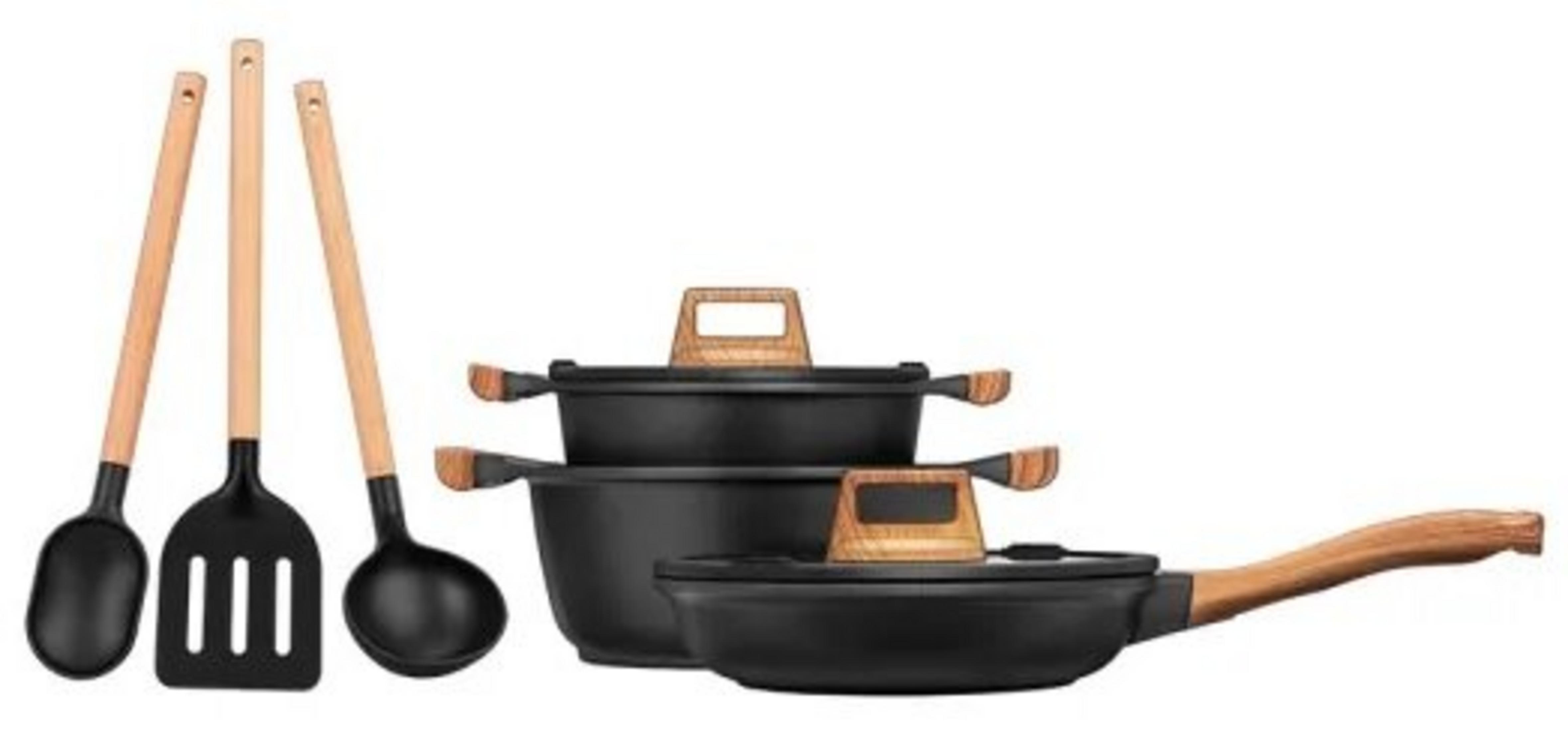 Juego de utensilios de cocina negros con mangos de madera: tres utensilios y tres ollas/sartenes.