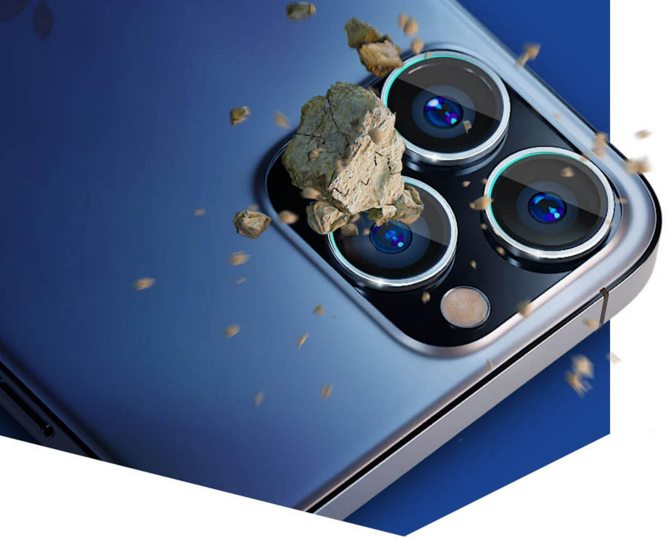 Un smartphone avec trois caméras sur fond bleu, avec des pierres qui volent.