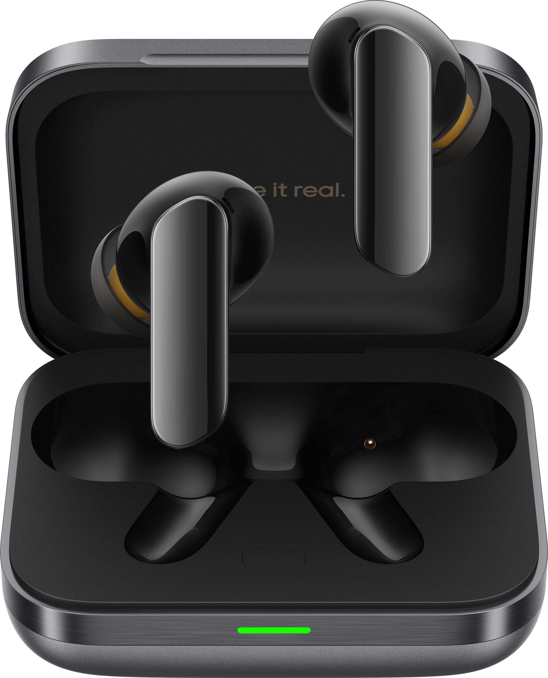 Auriculares inalámbricos negros en un estuche de carga abierto con luz indicadora verde.