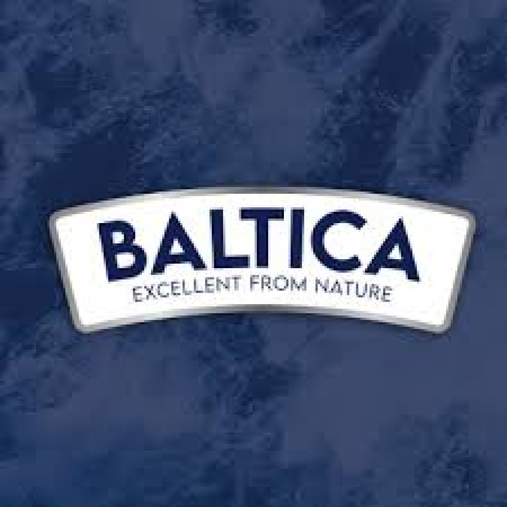 Logo Baltica na ciemnoniebieskim tle ze wzorami abstrakcyjnymi.