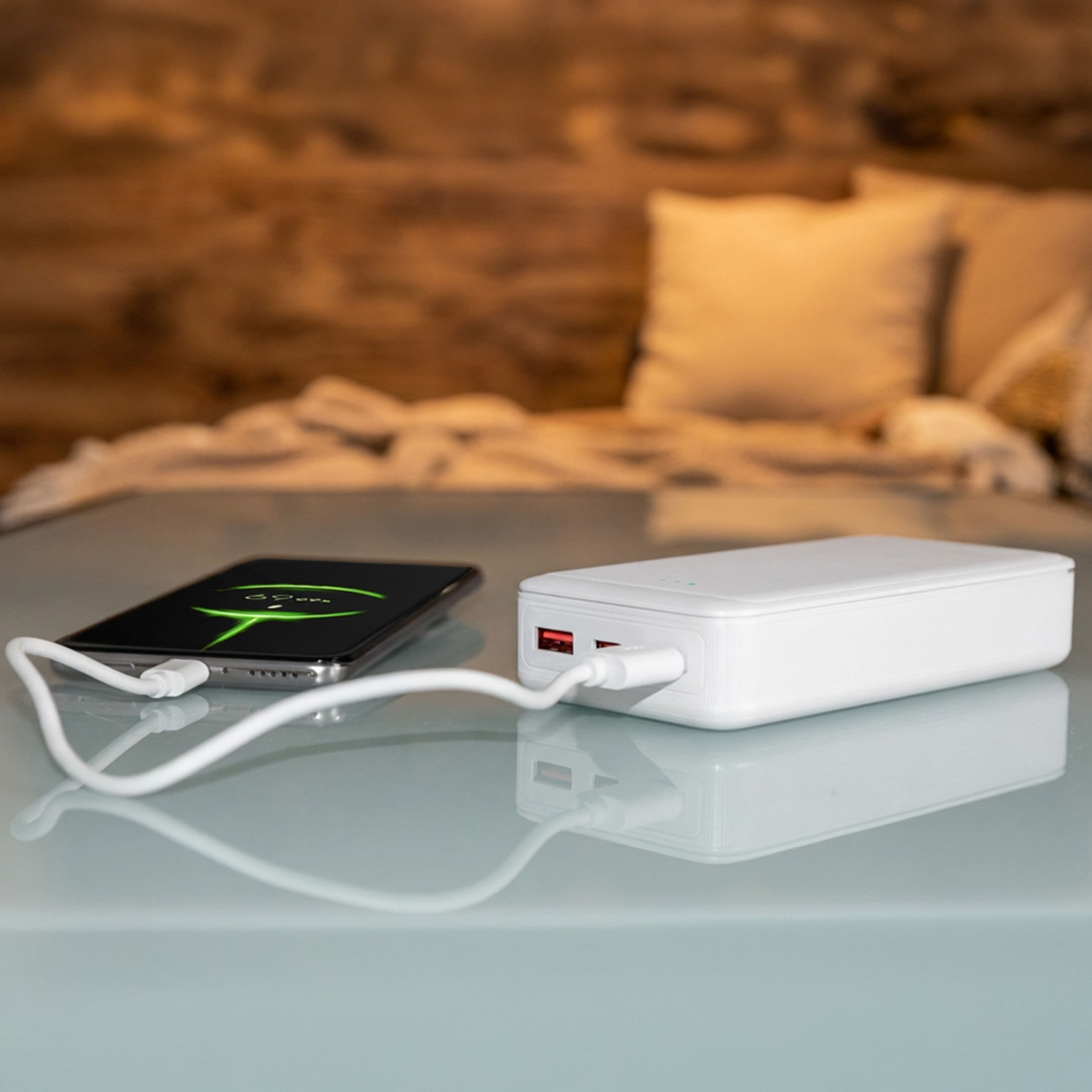 Smartfon jest ładowany przez power bank.