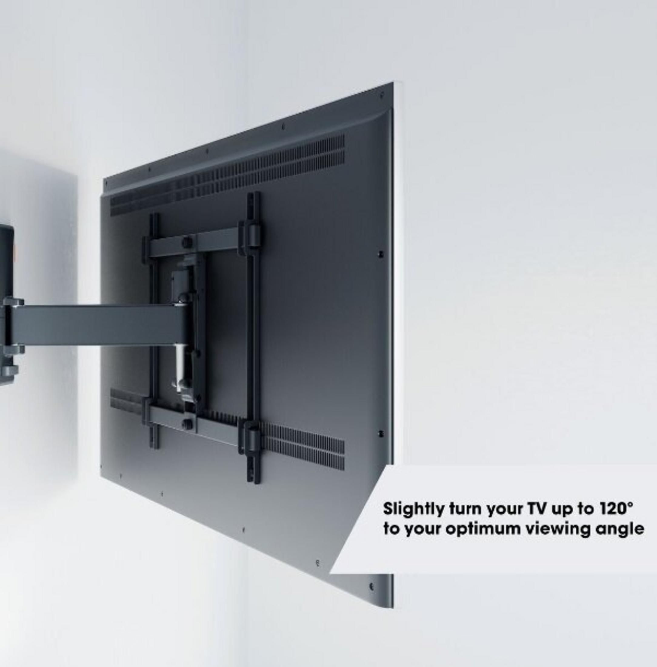 Televisor negro en soporte de pared, ajustable hasta 120 grados.