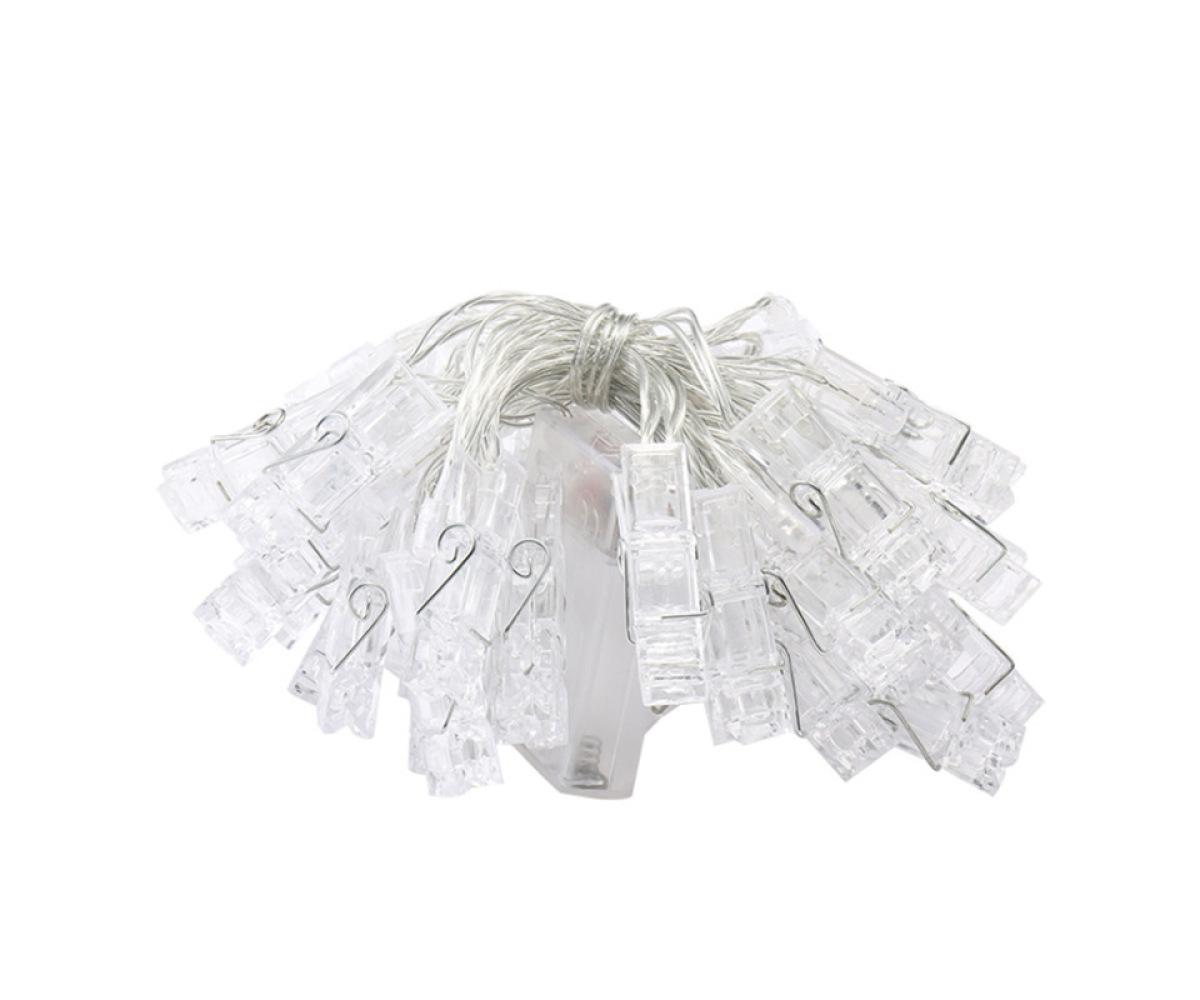 Eine Lichterkette mit transparenten Clips, gebündelt auf einem weißen Hintergrund.