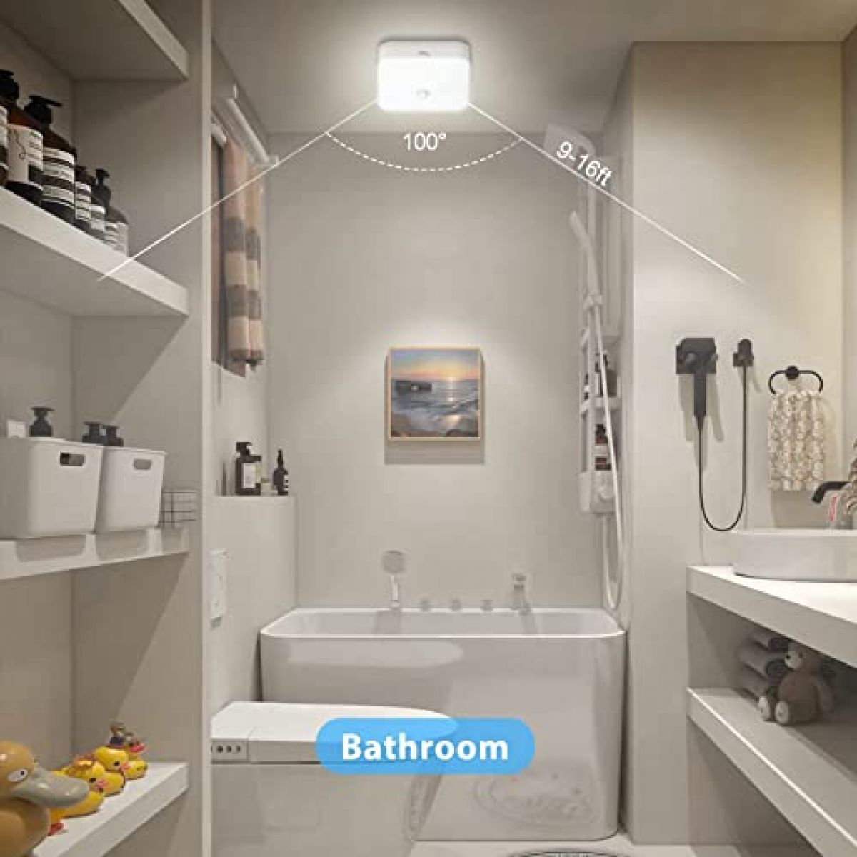 Modernes Badezimmer mit weißer Badewanne, Regalen und Deckenleuchte.