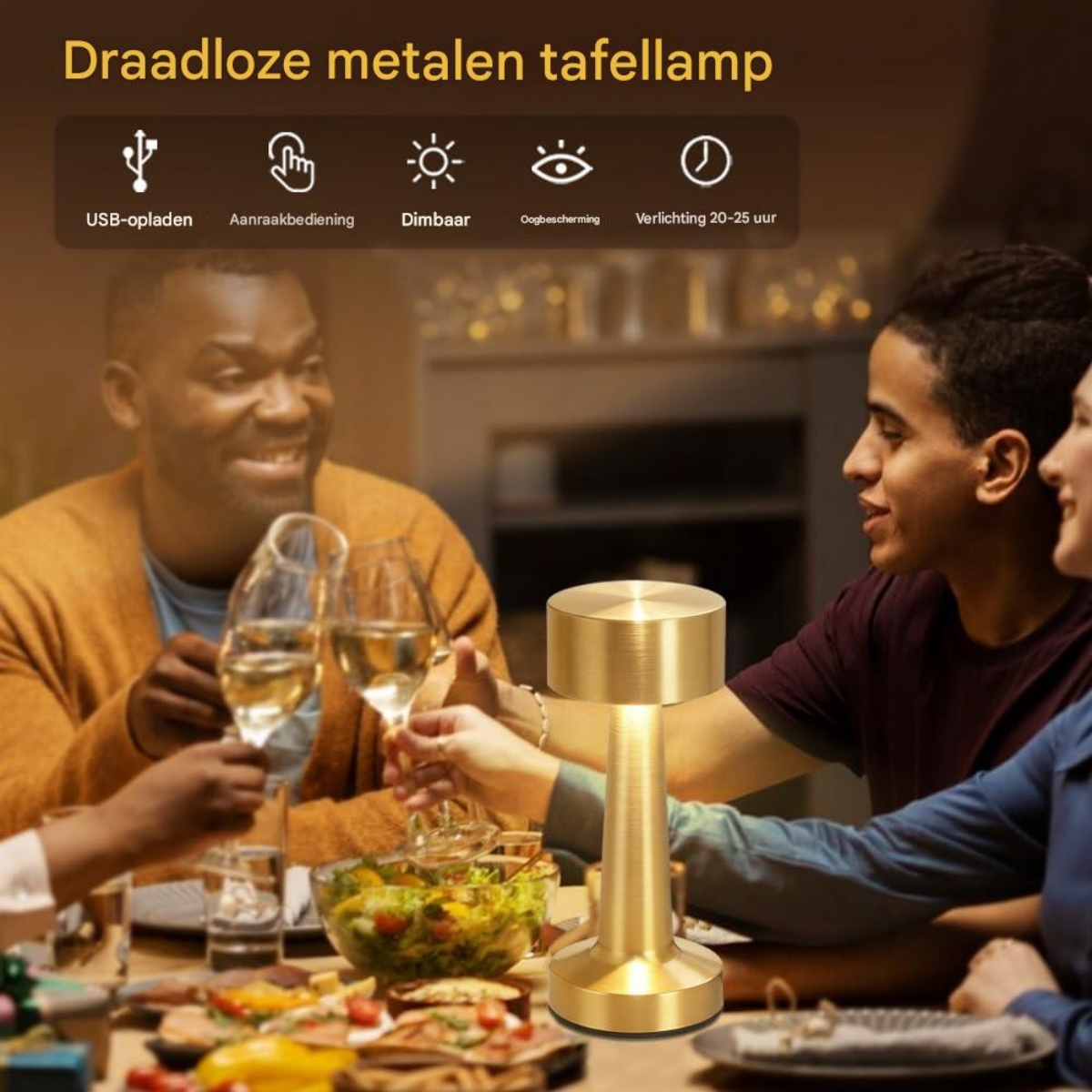Goldene Lampe auf einem Tisch, Leute stoßen an.