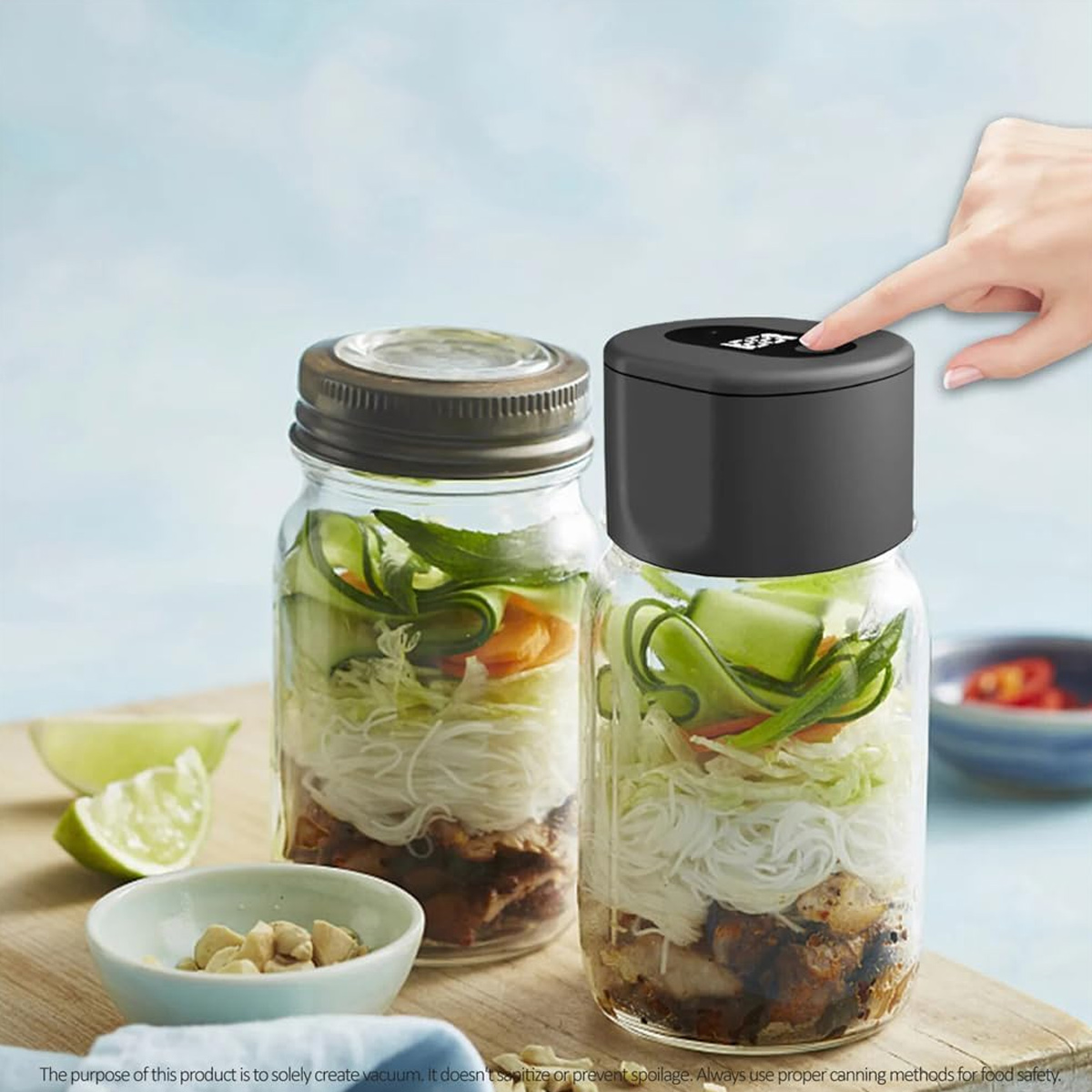 Zwei Gläser Salat mit Nudeln, Hühnchen, Gurken und Karotten. Eine Hand drückt einen Knopf.
