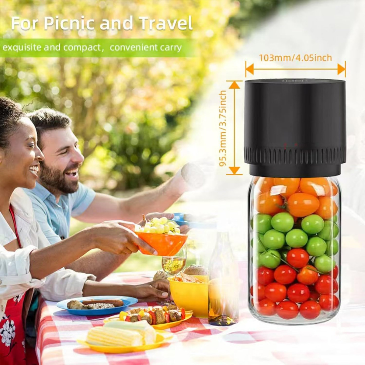 Ein Paar genießt ein Picknick mit einem Glas Kirschtomaten und Spießen.