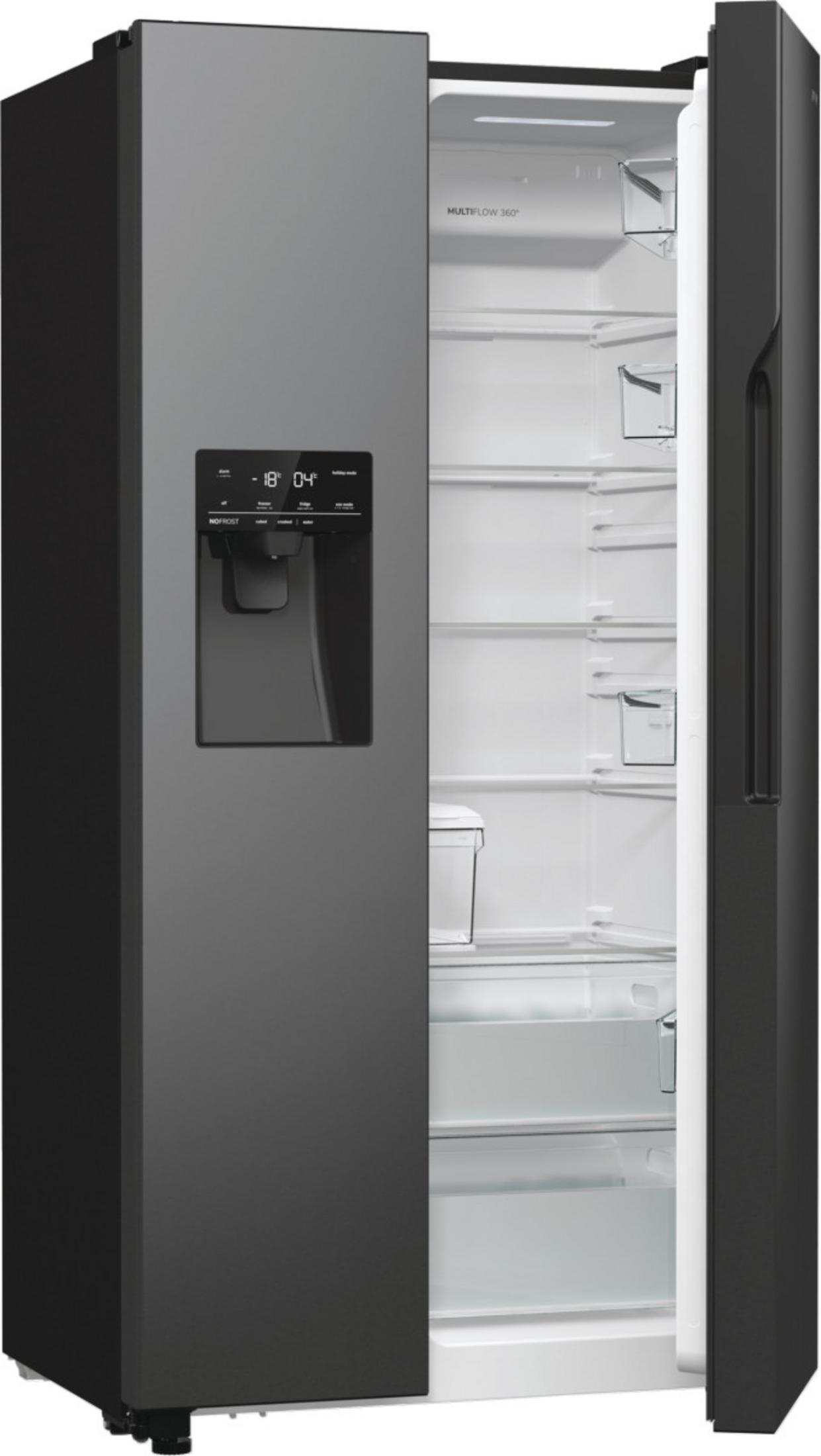Ein moderner grauer Side-by-Side-Kühlschrank mit einer offenen Tür, der leere Regale zeigt.