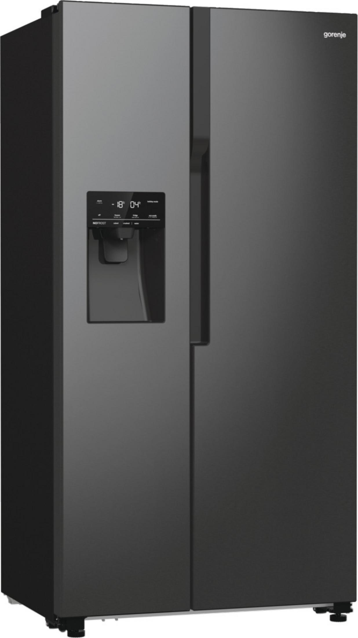 Ein anthrazitfarbener Gorenje Side-by-Side-Kühlschrank mit Wasserspender und Digitalanzeige.