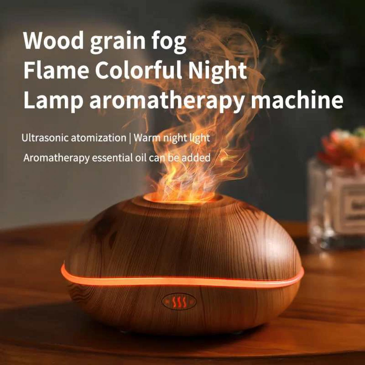 Ein Diffusor für Aromatherapie mit Holzmaserung stößt einen flammähnlichen Nebel mit orangem Schein aus.