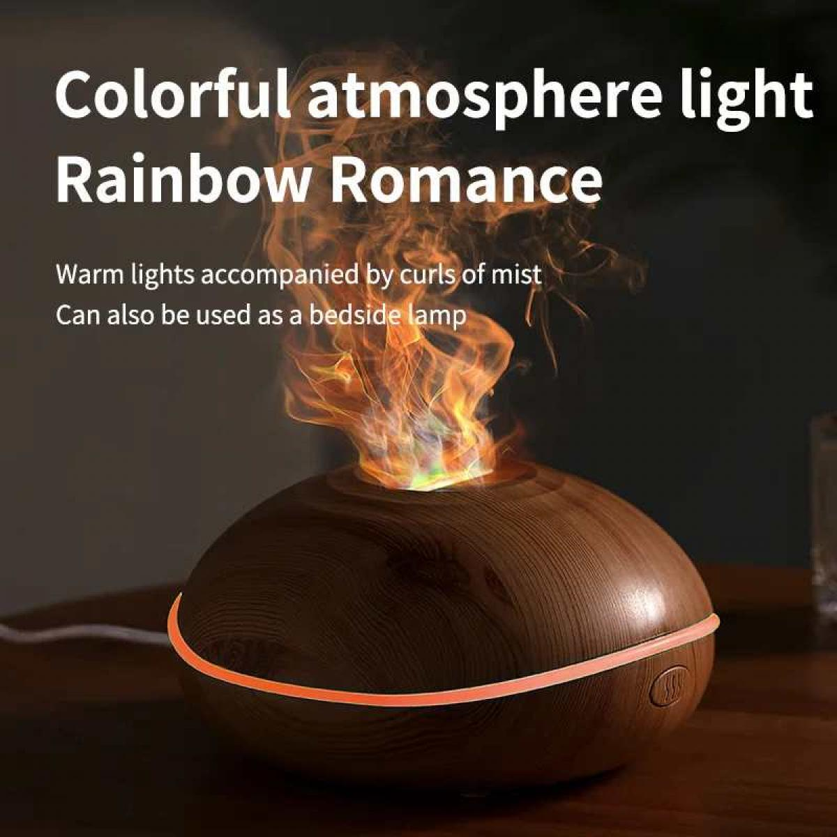 Ein hölzerner Luftbefeuchter gibt orangefarbenes Licht und Flammen ähnelnden Nebel ab.