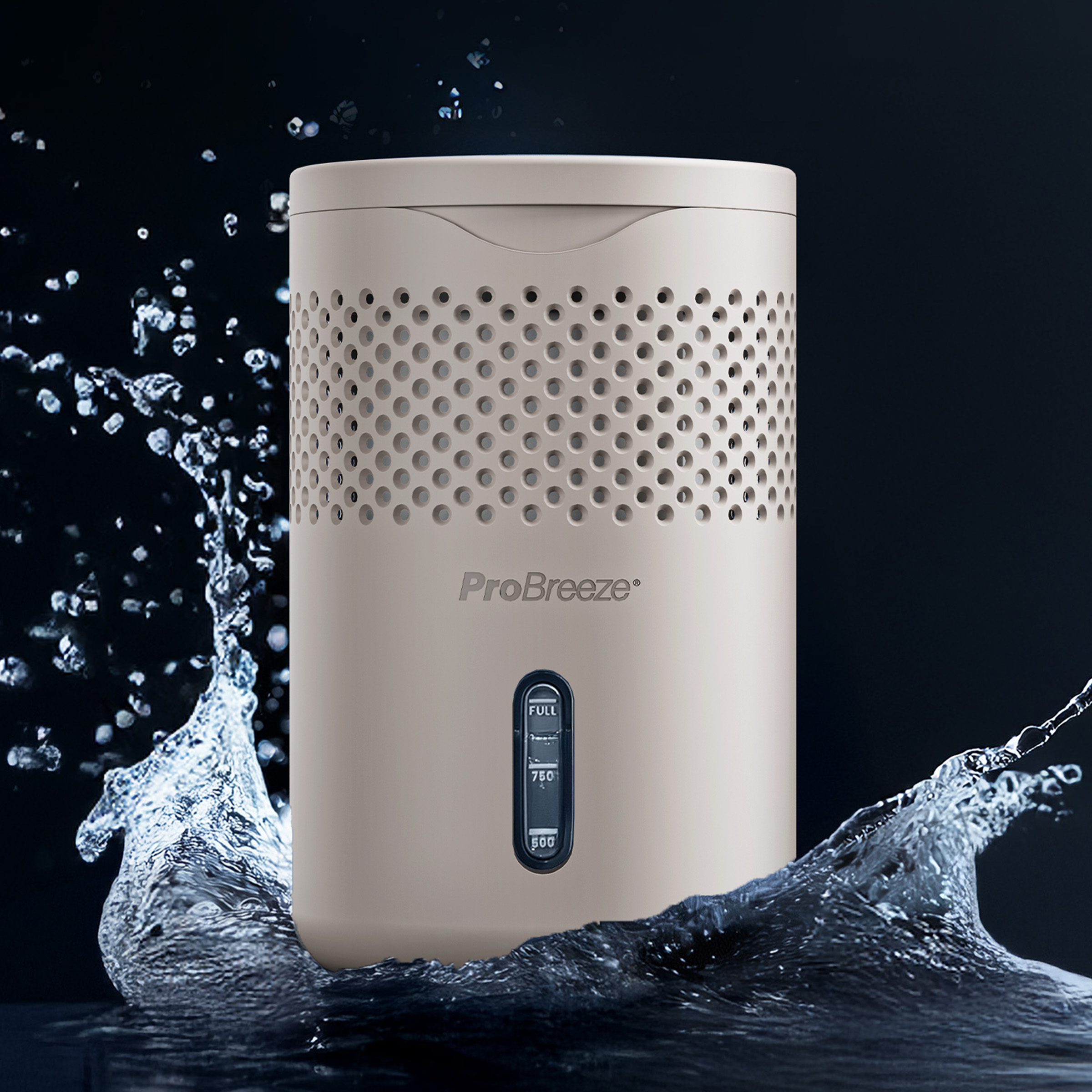 Ein beige ProBreeze-Luftentfeuchter ist von spritzendem Wasser vor einem dunklen Hintergrund umgeben.