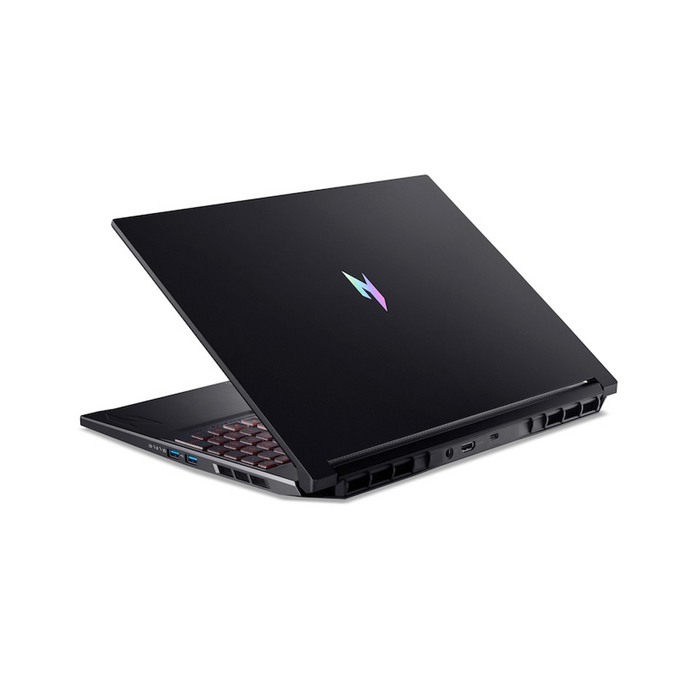 Un laptop nero è aperto, mostra un logo colorato sul coperchio e una tastiera con accenti rossi.