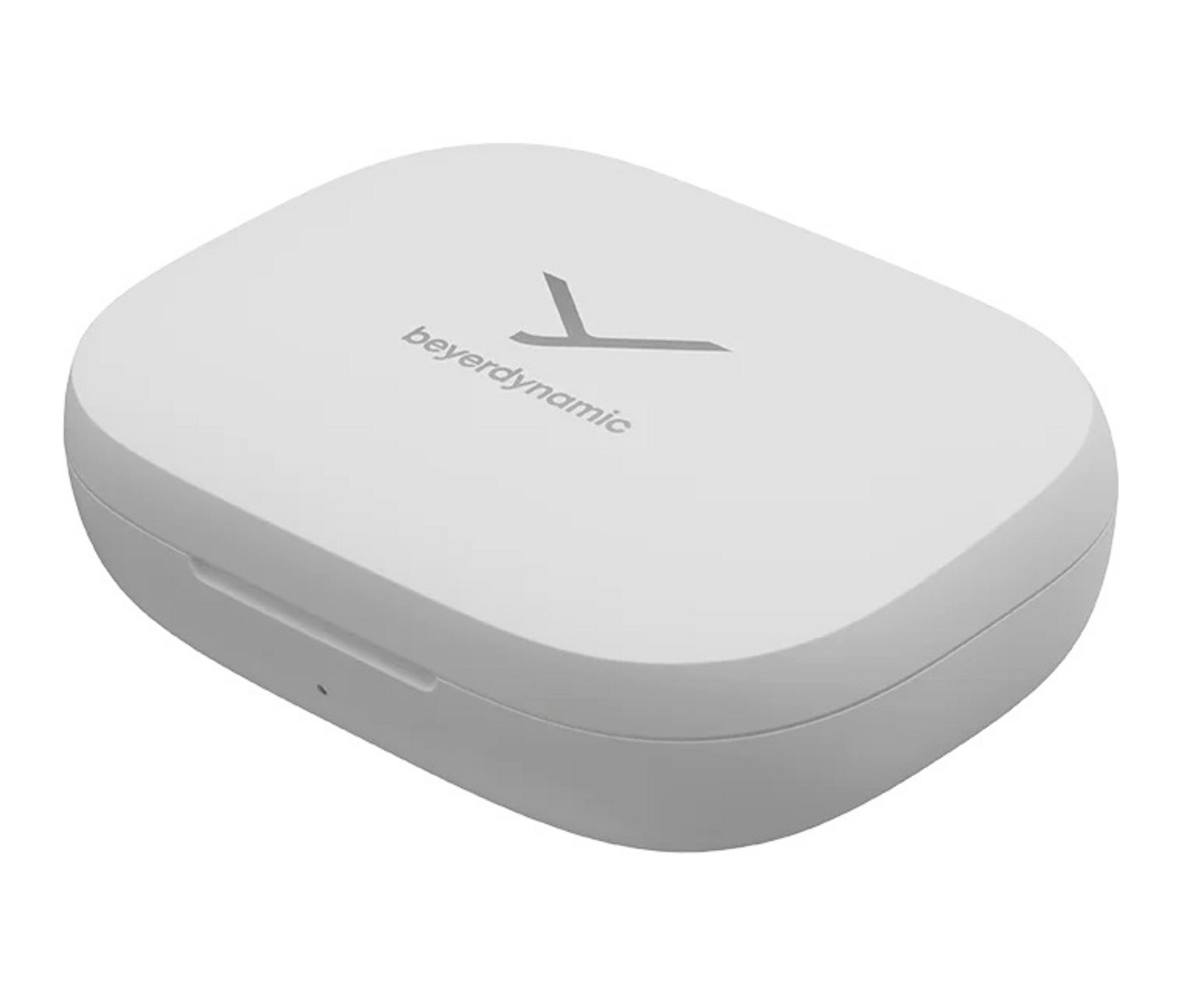 Una custodia di ricarica Beyerdynamic bianca per auricolari su sfondo bianco.
