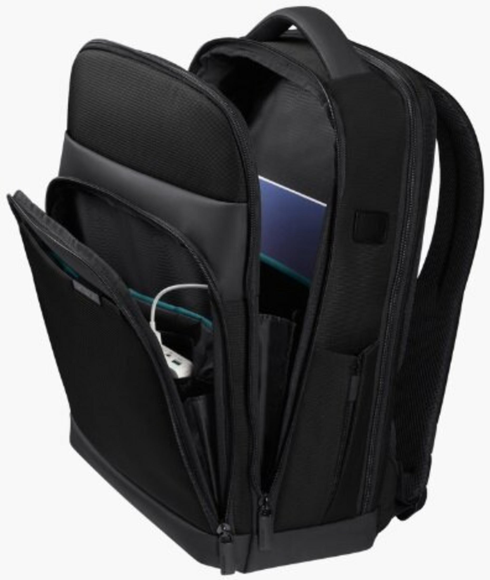 Ein offener schwarzer Rucksack mit Tablet und Kabeln im Inneren.