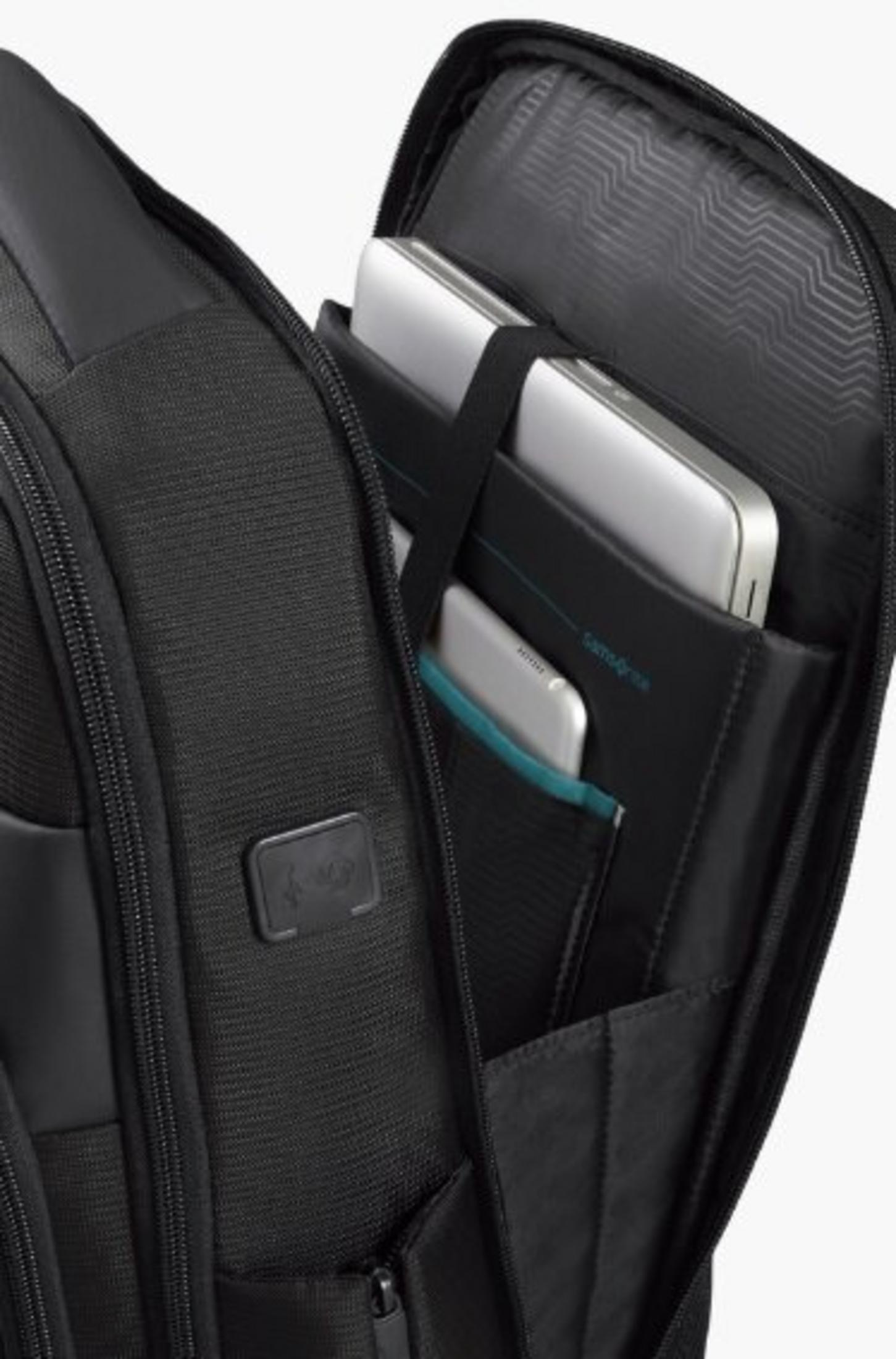 Schwarzer Rucksack innen mit Laptop und Handy in Taschen.