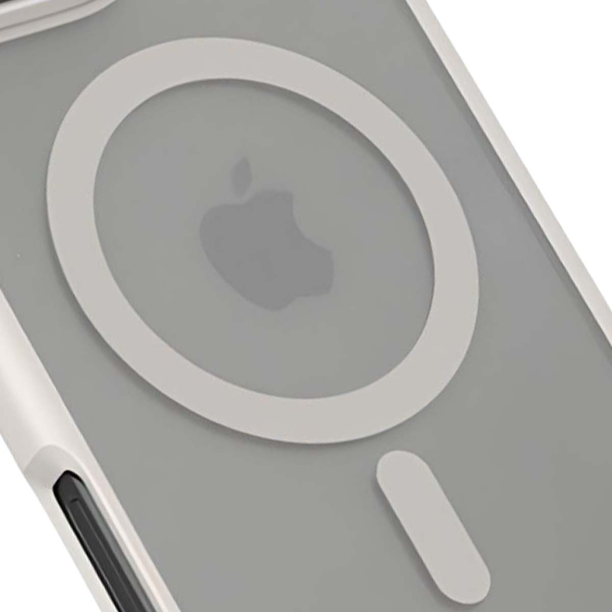 Close-up van een telefoonhoesje met grijs Apple-logo en witte MagSafe-ring.